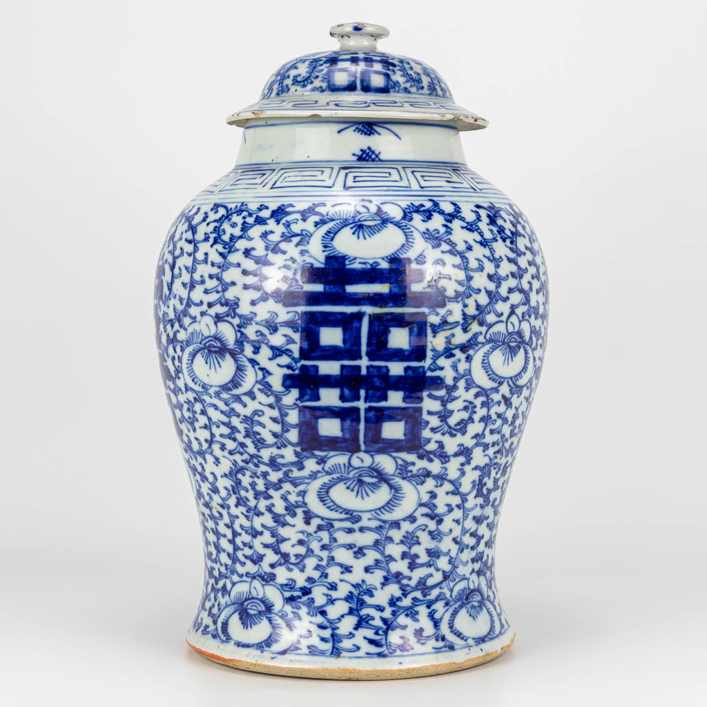 Een dekselvaas gemaakt uit Chinees porselein en versierd met blauw-wit decor Dubbel Xi, symbolen van geluk (H:41cm)
