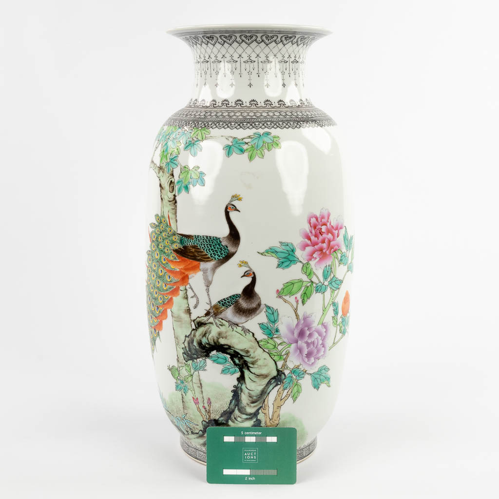 Een Chinese vaas met decor van pauwen, 20ste eeuw. (H:42,5 x D:21 cm)