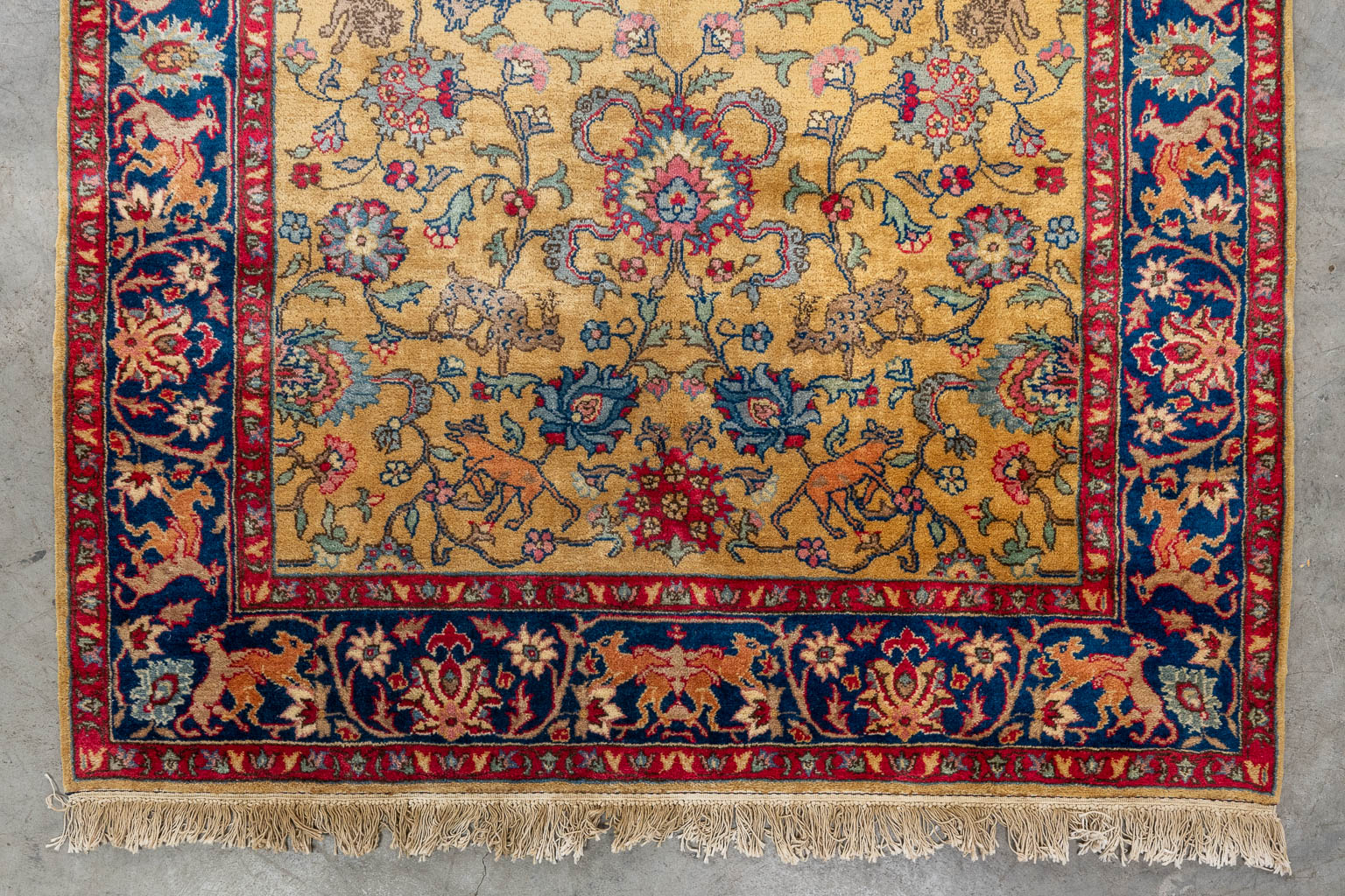 Een Antiek Oosters handgeknoopt tapijt met decor van dieren, Kashan. (D:253 x W:153 cm)
