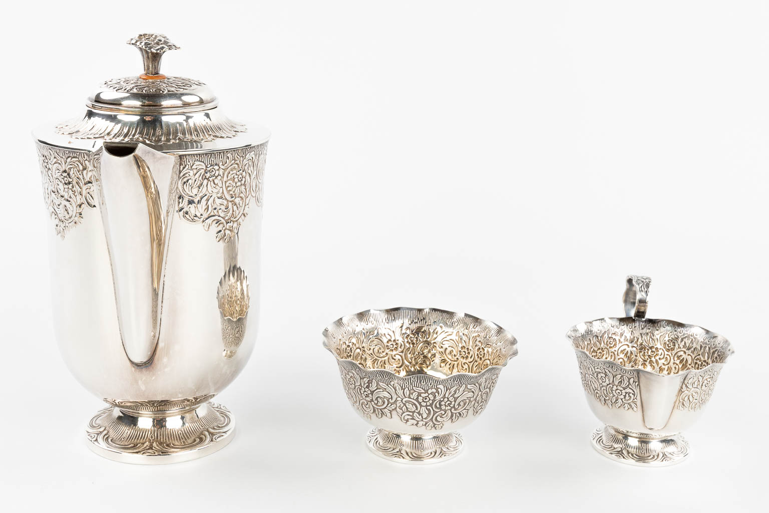 A silver-plated coffee service on a platter with sugar pot, coffee pot and milk jug. (H:22cm)