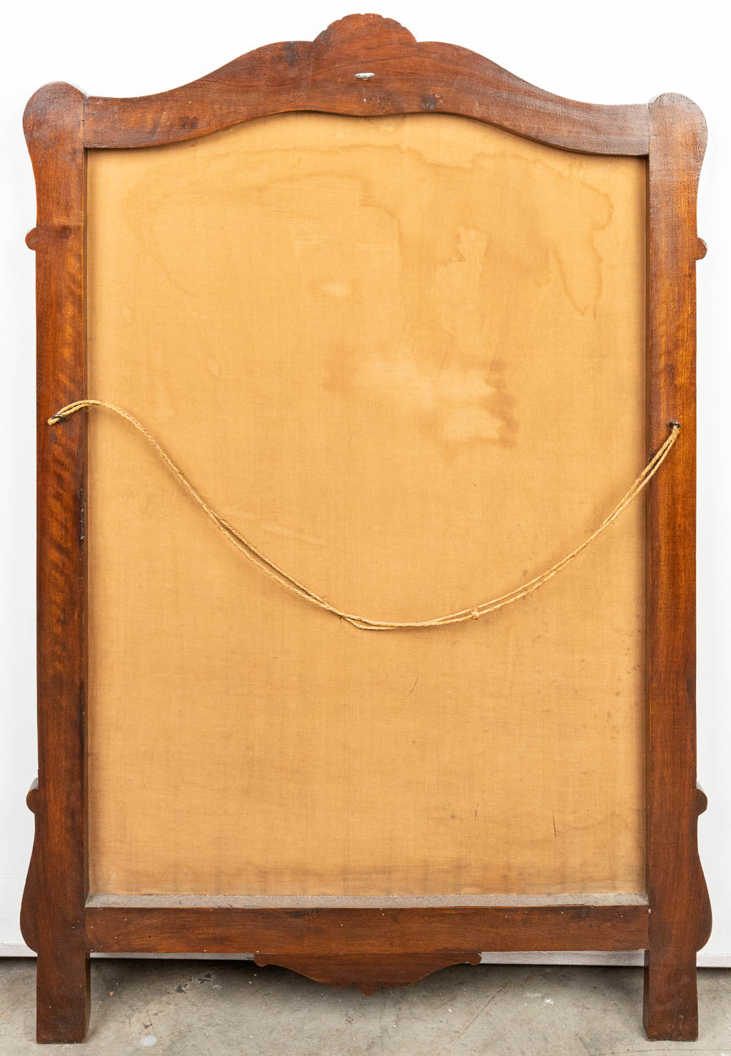 Een haardscherm gemaakt uit hout, en afgewerkt met een geschilderd en geborduurde waterdraagster. (H:91cm)