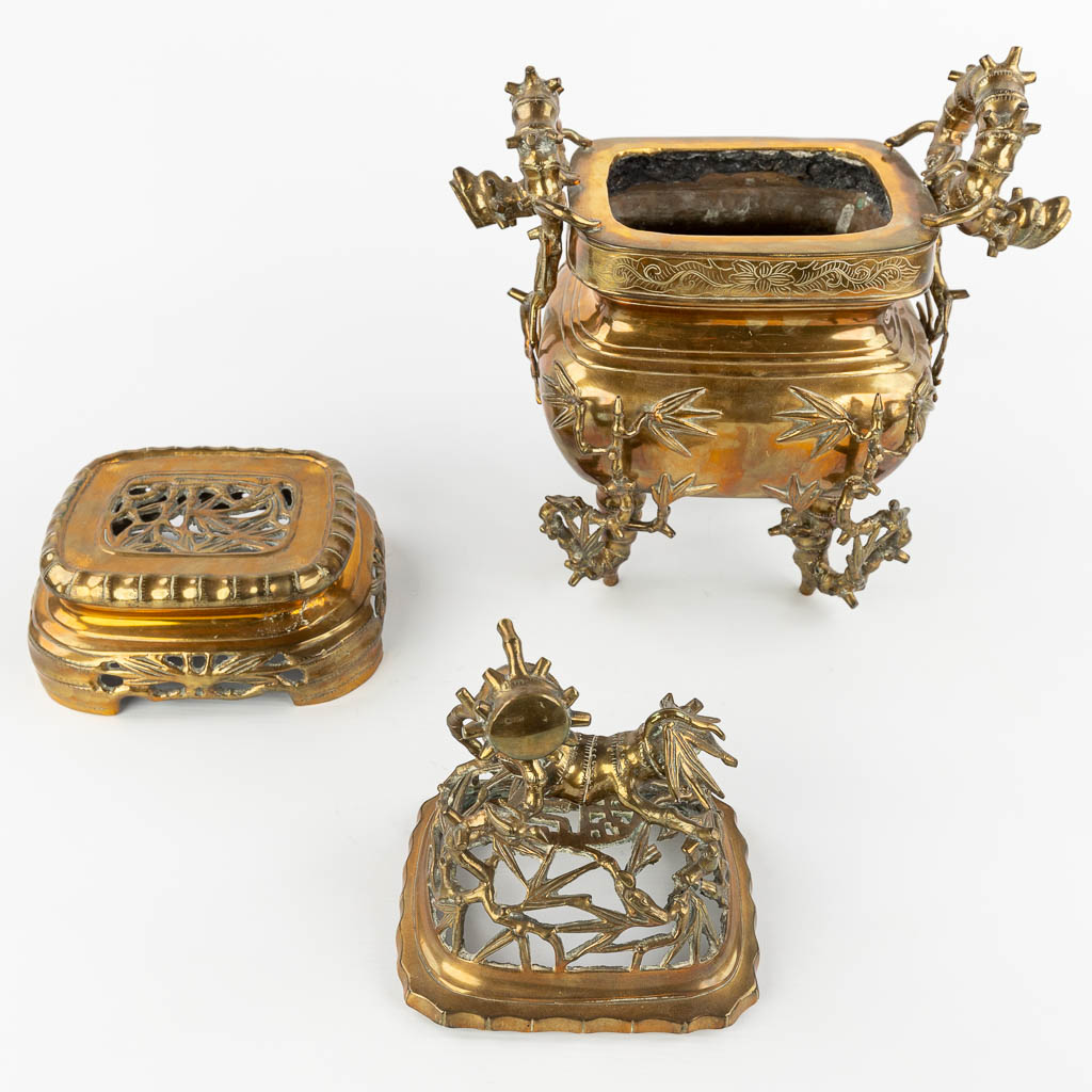 A brûle-perfume, incense burner made of polished bronze, of Oriental origin. (H:46cm)