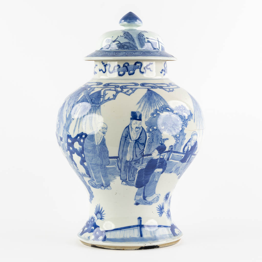 Een Chinese 'Baluster' vaas, blauw-wit decor met 'Wijzen'. (H:43 x D:29 cm)