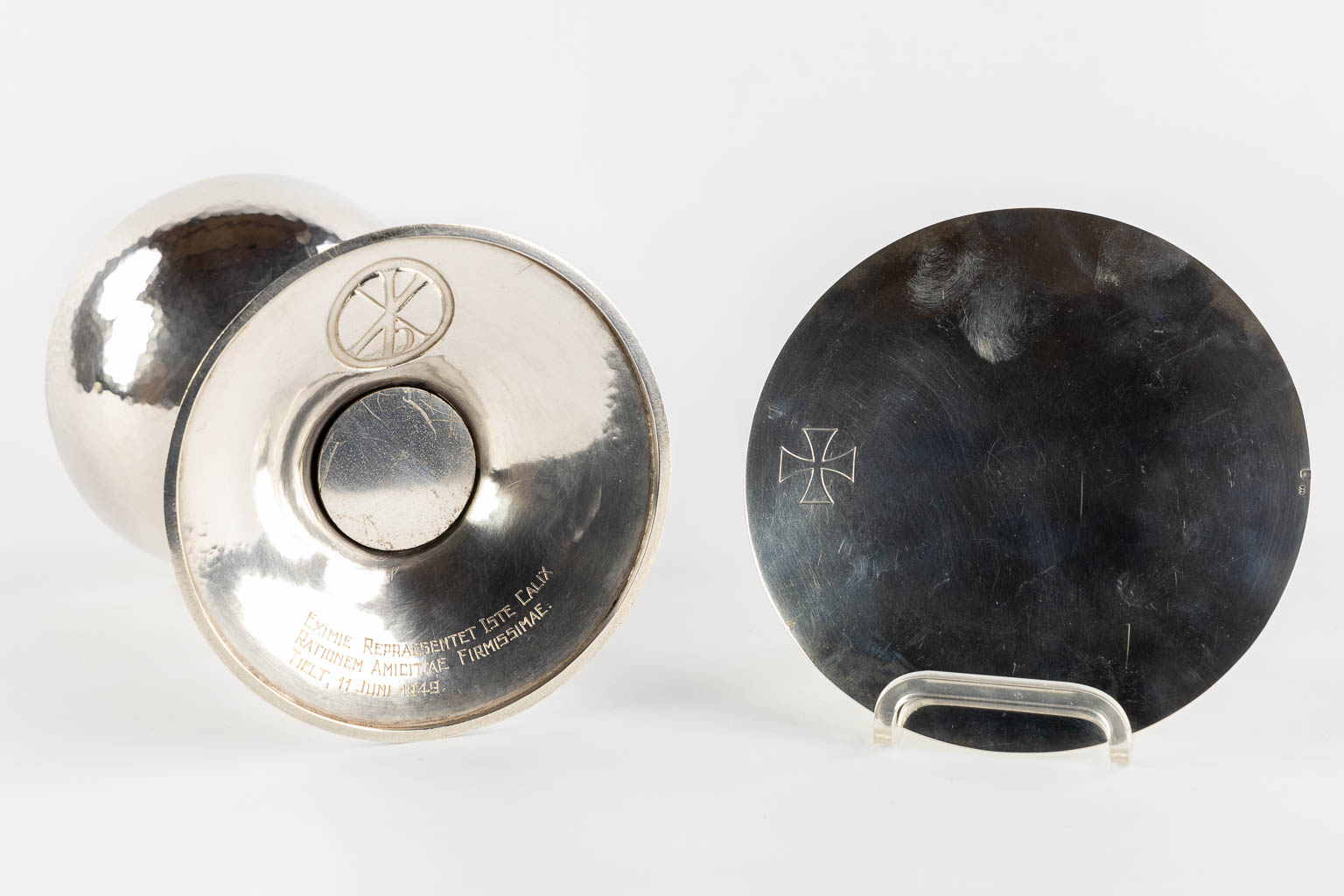 De Reuck, Ghent, a silver chalice and box. 900/1000. 658g. 1949. (H:17 x D:13,5 cm)