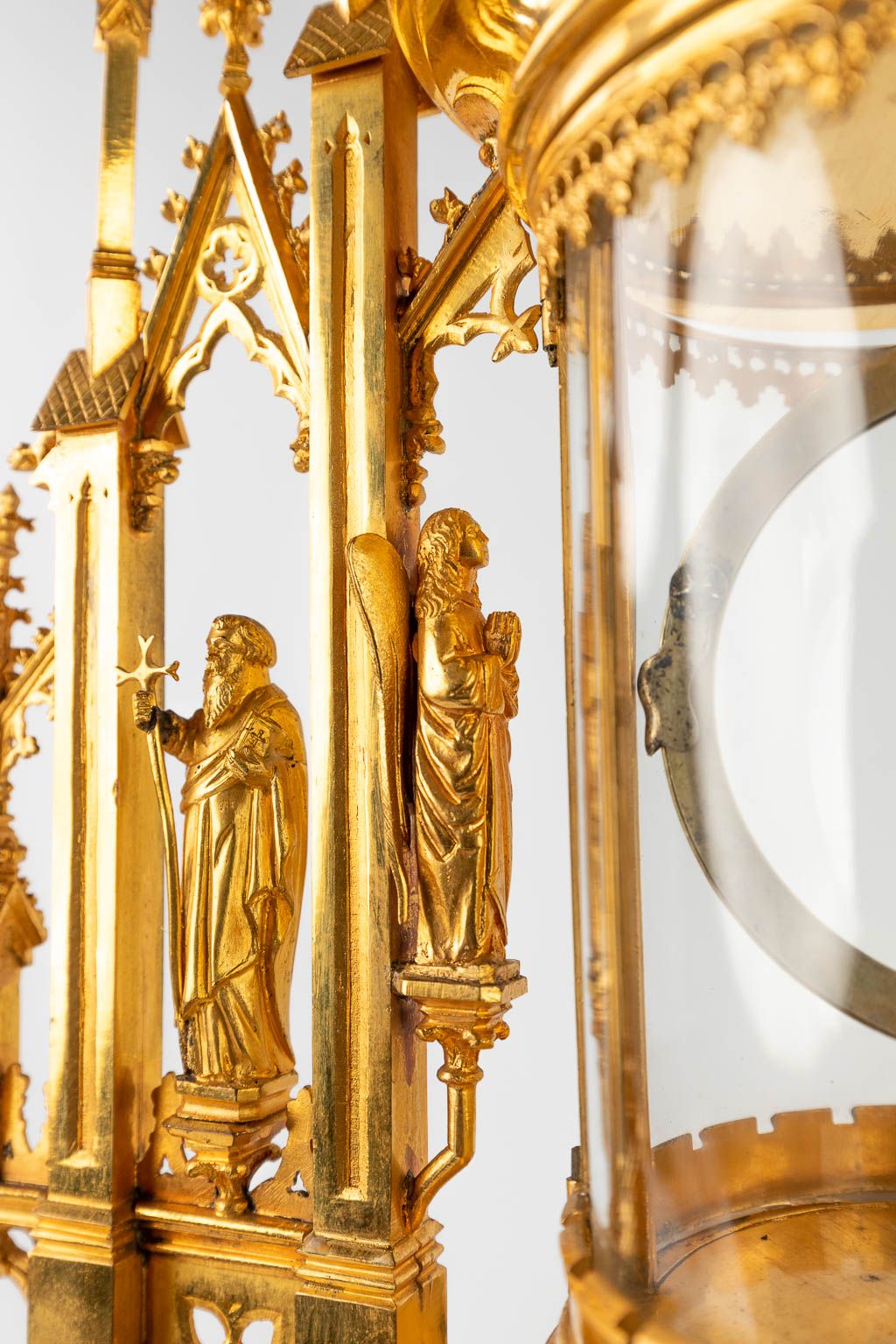 A tower monstrance, gilt brass in a gothic revival style. 19th C. (D:20 x W:25 x H:72 cm)