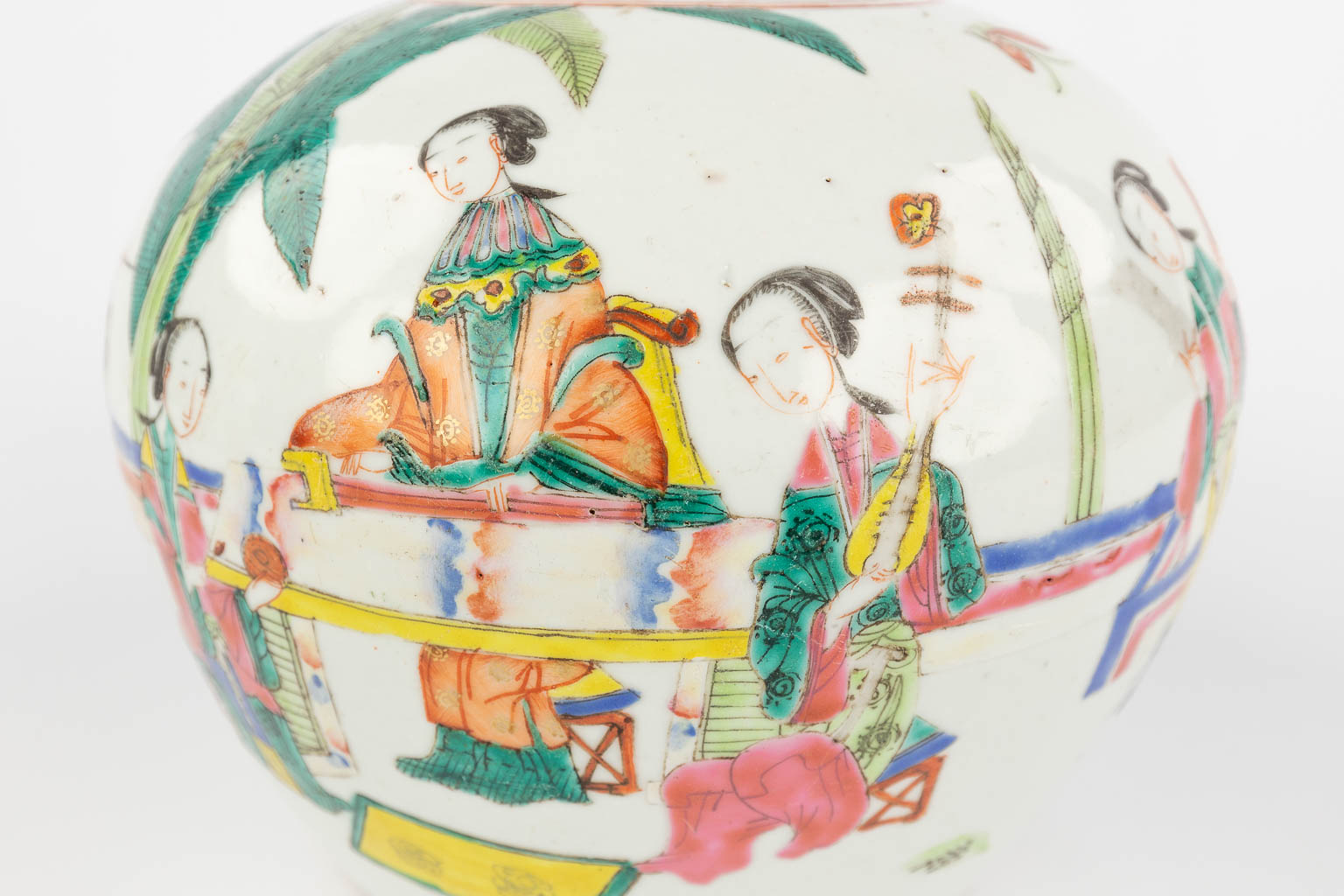 A Chinese vase and a jar with a lid, decorated with fauna and flora and ladies. 19th/20th C. (H: 34 x D: 18 cm)