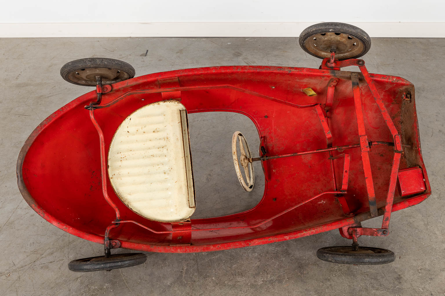 A vintage pedal car, Ferrari. Circa 1960. (D:53 x W:100 x H:40 cm)