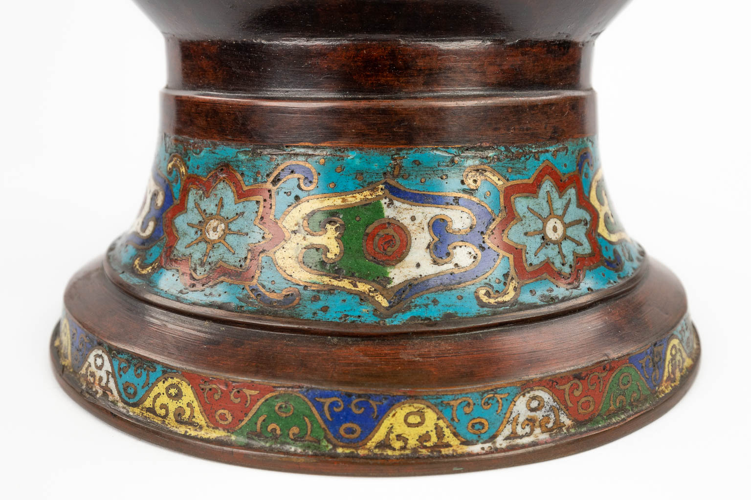 Een grote Oosterse vaas gemaakt uit brons met een champselvé decor. (H:60 x D:36 cm)