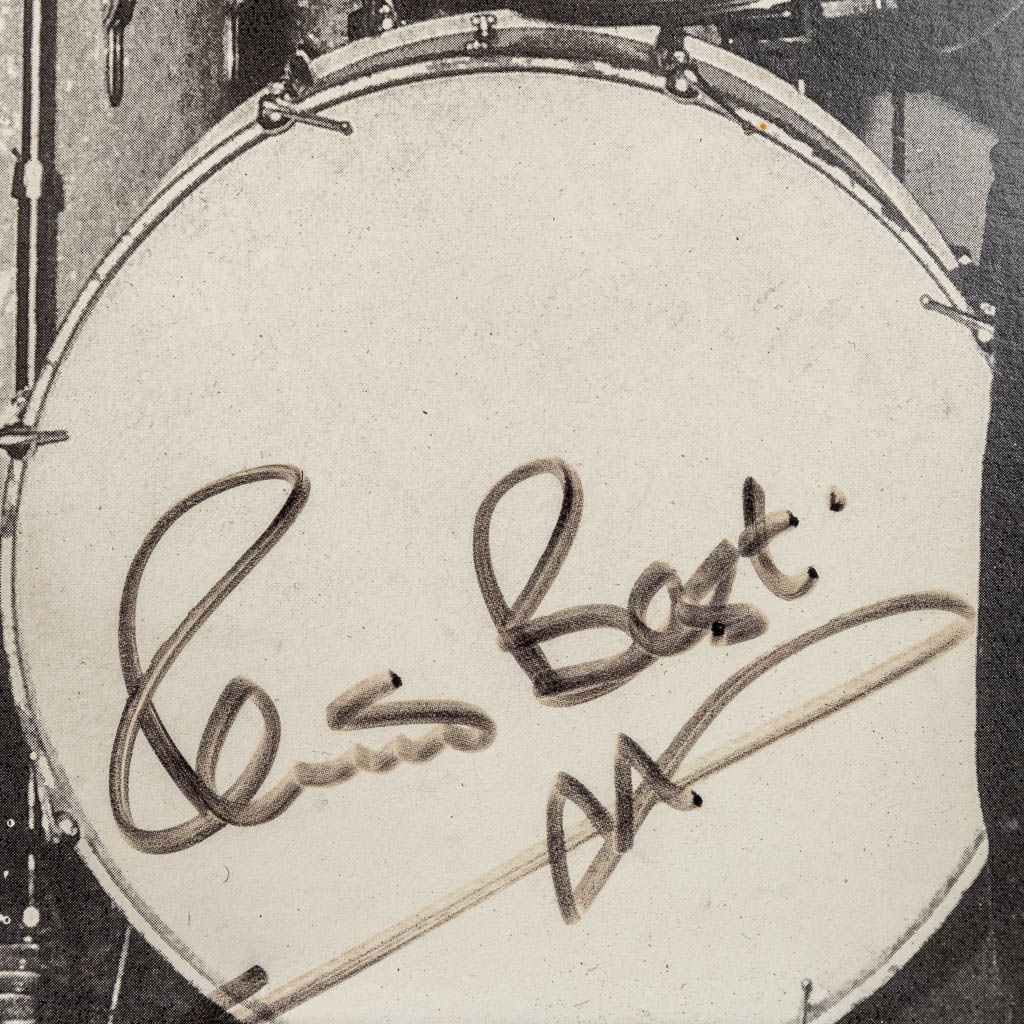 Een gesigneerde foto door Pete Best, de eerste drummer van The Beatles. Gefotografeerd door Richard Matthews (H:25cm)