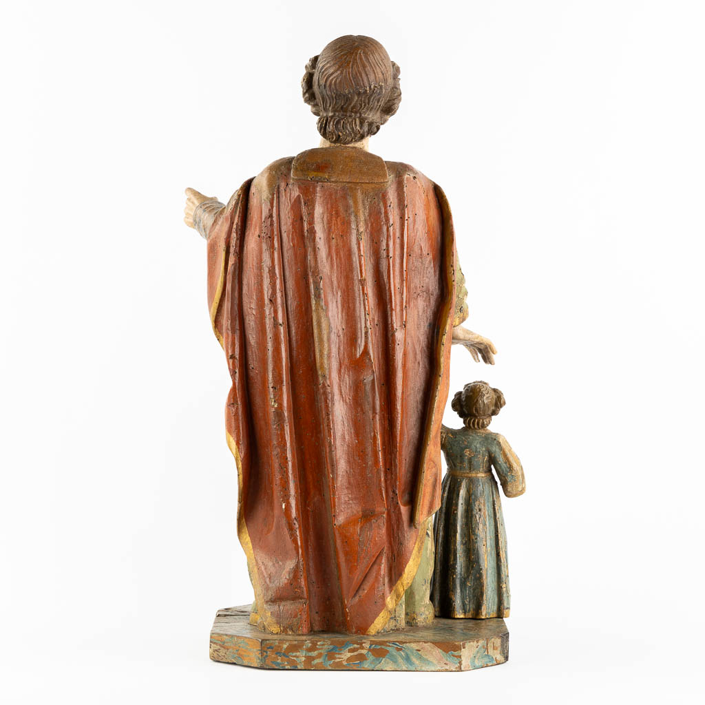 Jozef met kind, gesculpteerd en polychroom eik. 18de eeuw. (L:26 x W:34 x H:65 cm)