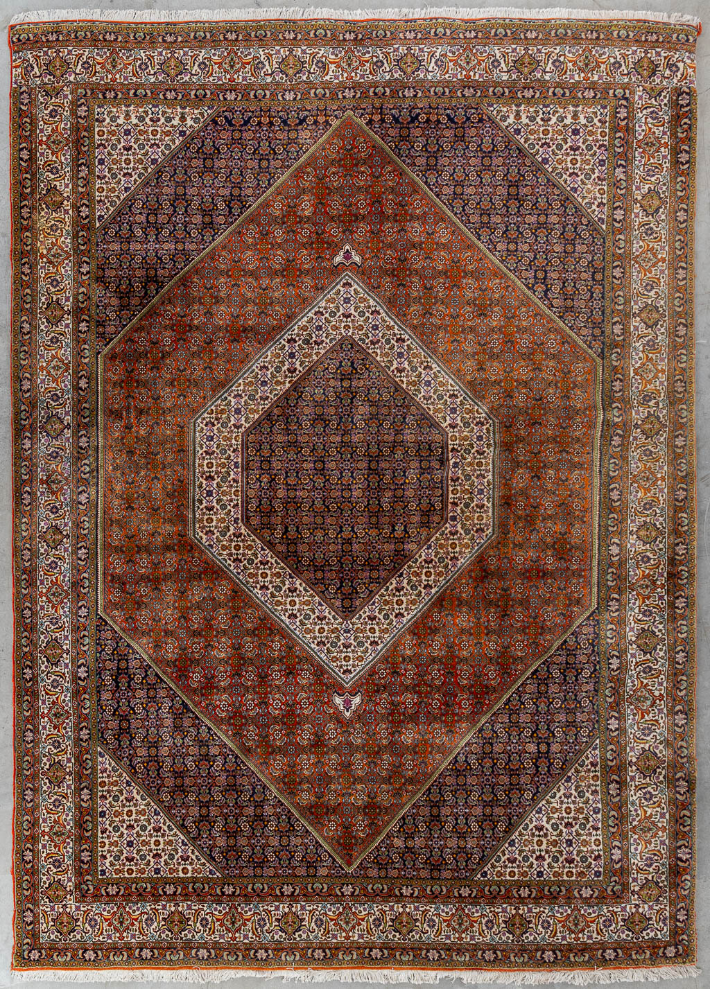 Lot 206 Een Oosters handgeknoopt tapijt, Bidjar. (L:354 x W:253 cm)