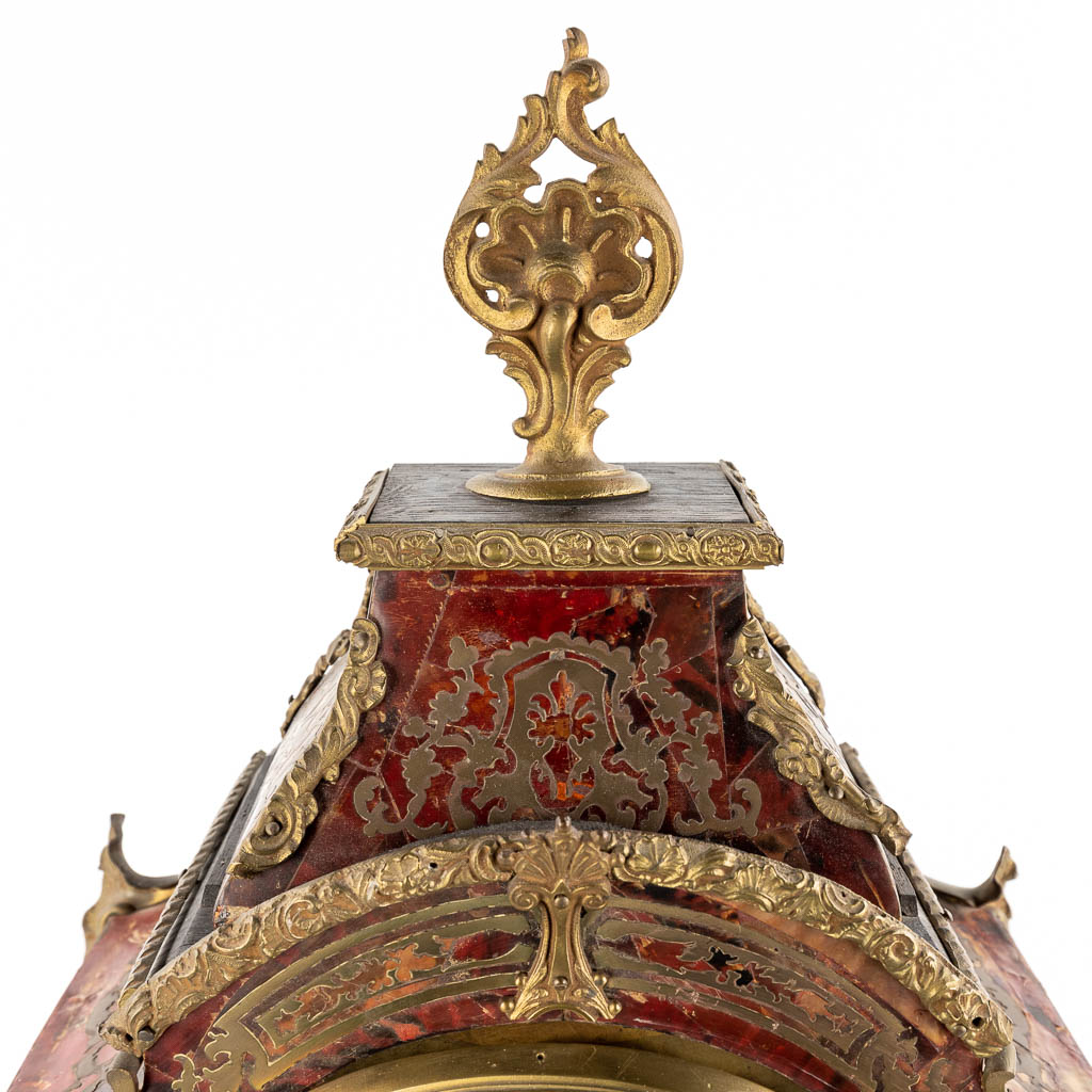 An antique mantle clock, tortoiseshell and copper inlay, early 20th C. (D:18 x W:38 x H:65 cm)