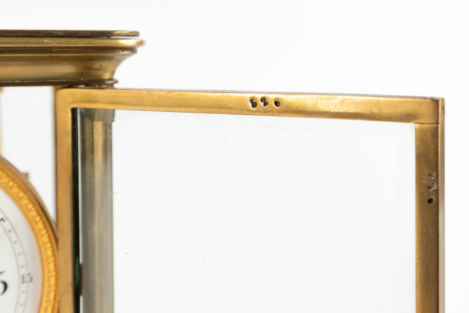 Een driedelige schouwgarnituur, klok met kandelaars. 19de eeuw. (D:14 x W:15 x H:26 cm)