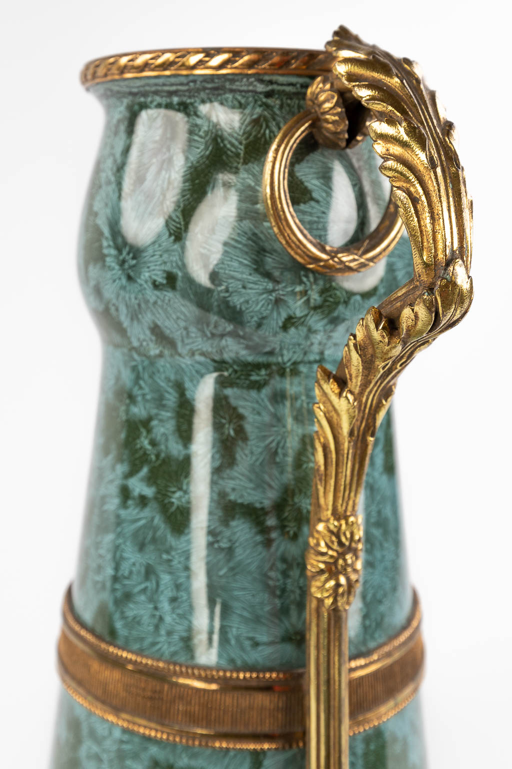 Sarreguemines model Sicilia, een faience vaas gemonteerd met brons. (L: 20 x W: 15 x H: 44 cm)
