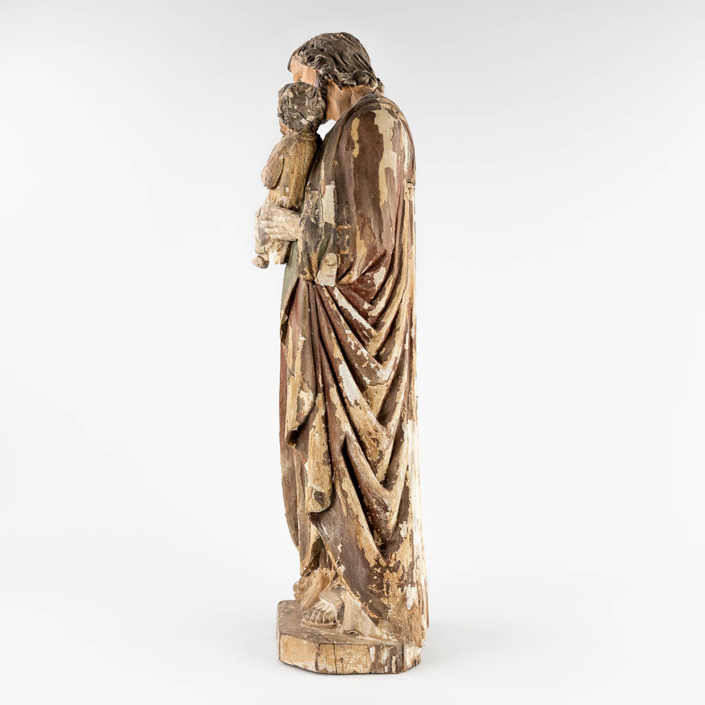 Een antieke houtsculptuur van Jozef met kind, originele polychrmie. 19de eeuw. (H:87 cm)