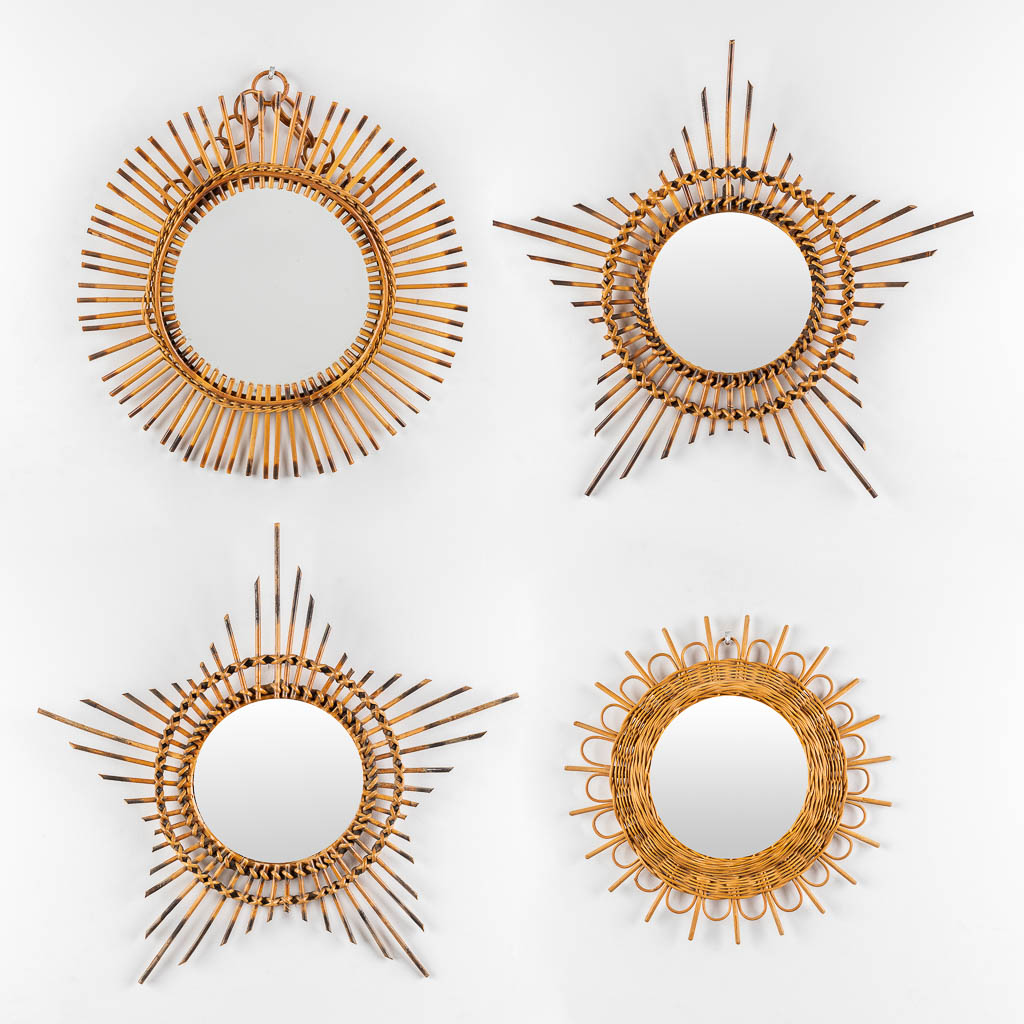 Een collectie van 4 zonnespiegels, Rotan en glas. 20ste eeuw. (D:54 cm)