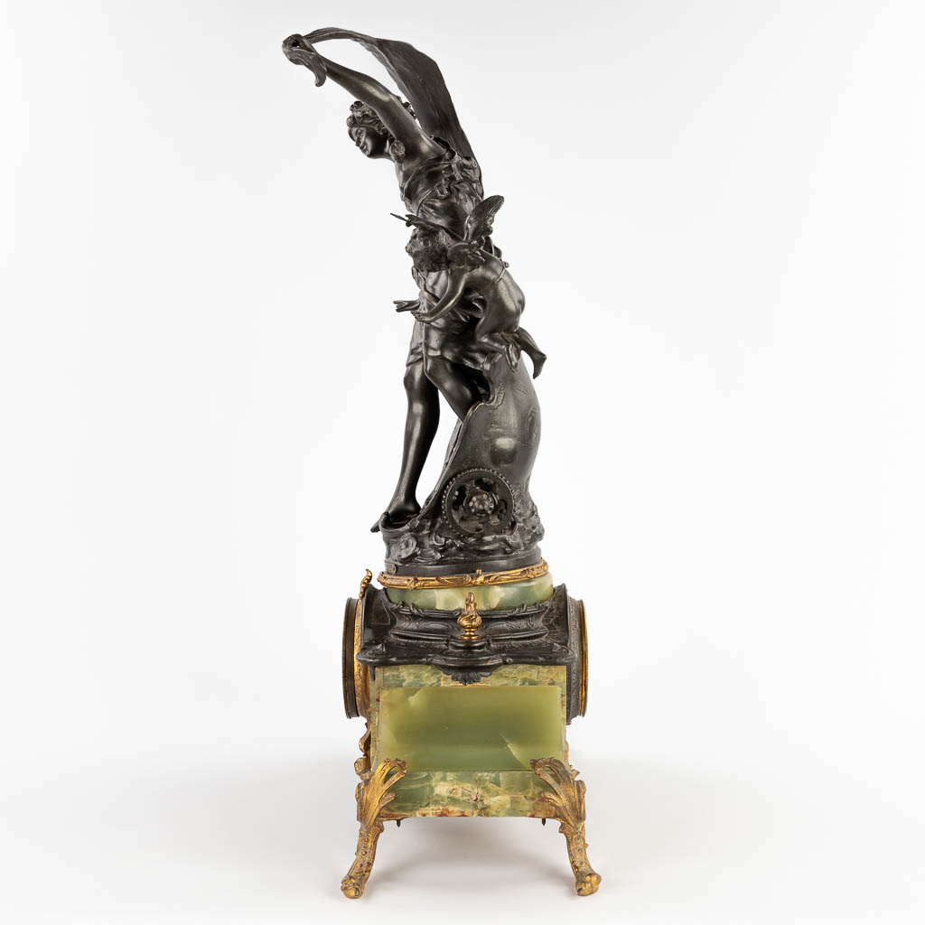 Auguste MOREAU (1834-1917) een schouwklok, kunstbrons op onyx, 19de eeuw. (D:21 x W:44 x H:63 cm)