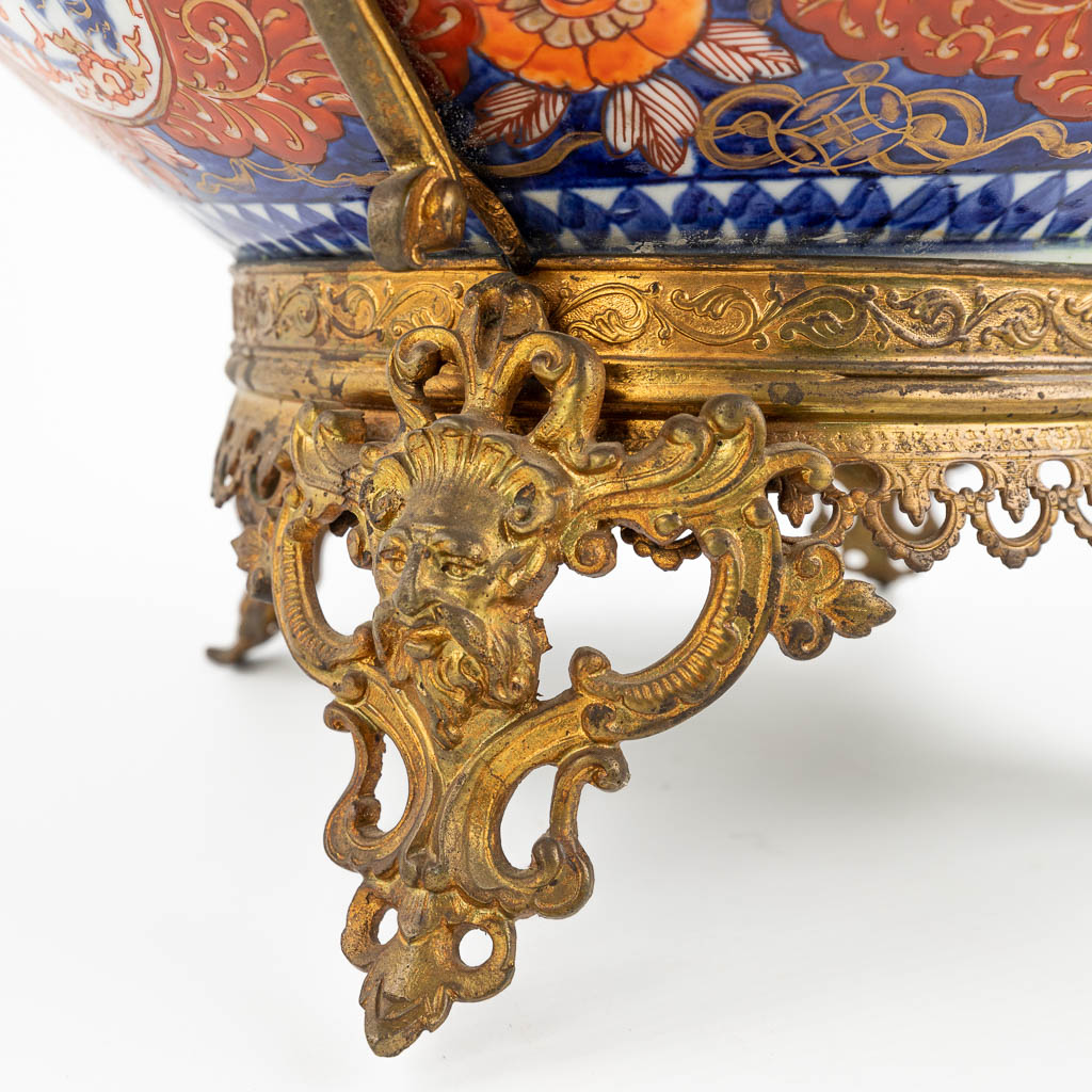 Een milieu-de-table gemaakt uit Imari porselein gemonteerd met brons. (H:40cm)