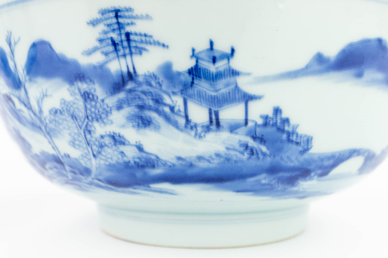 A pair of Chinese bowls made of blue-white porcelain. 18th/19th century. 