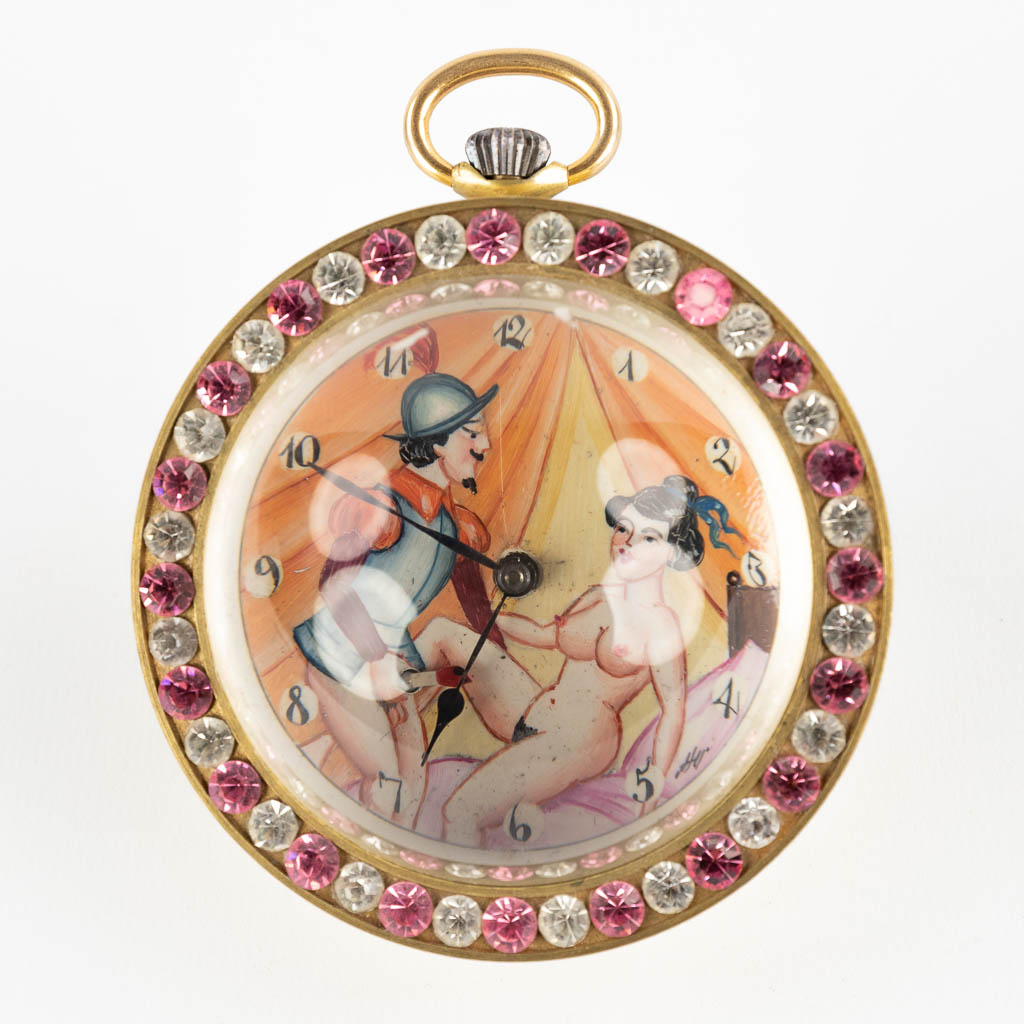 Doxa, een groot zakhorloge/tafelhorloge in de vorm van een bal met erotische scène en automata. 20ste eeuw. (H:9 x D:6 cm)