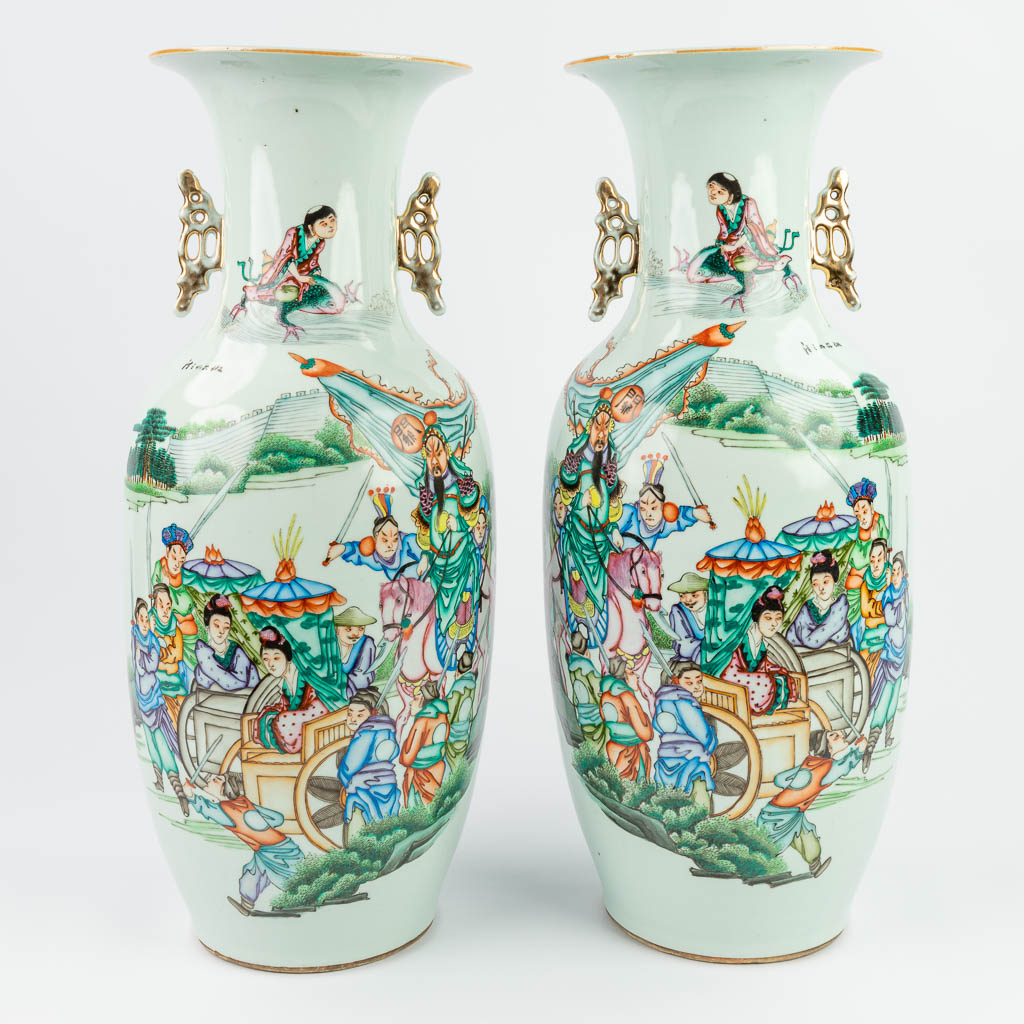  A pair of Chinese vases made of glazed porcelain with a double decor (57 x 24 cm)