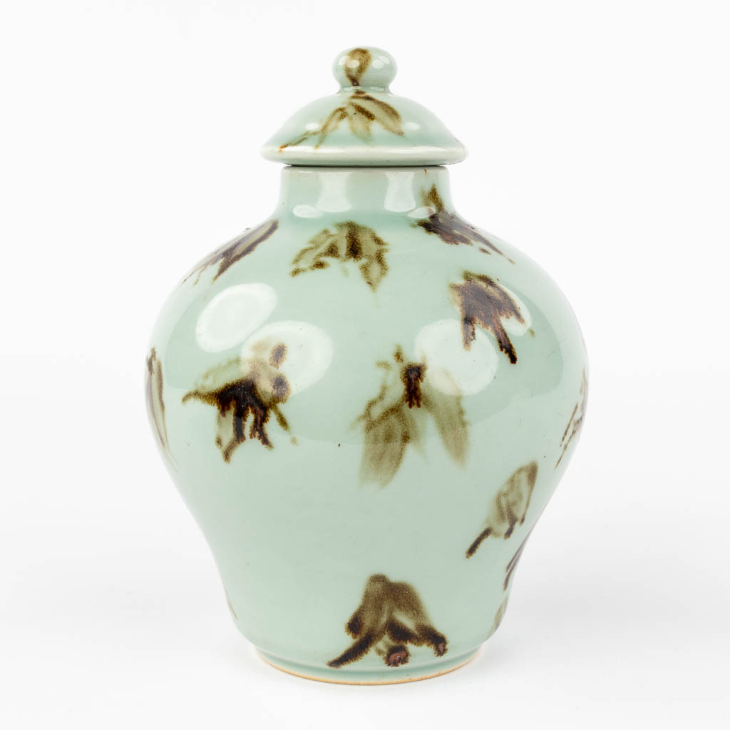 A small Chinese vase with lid, marked Qianlong. 18th/19th C. (H: 18 x D: 12,5 cm)