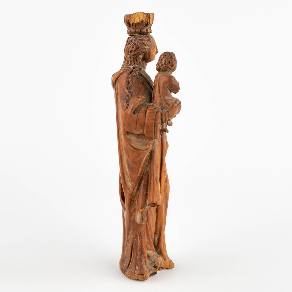 An antique wood sculptured Madonna with Child, 16th C. (D:3,5 x W:6 x H:16 cm)