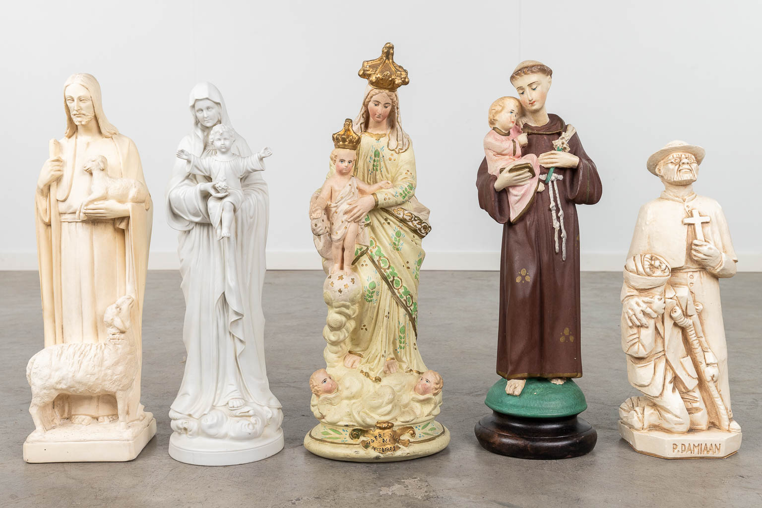 Een collectie van 11 heiligenbeelden, porselein en plaaster. (H: 46 cm)