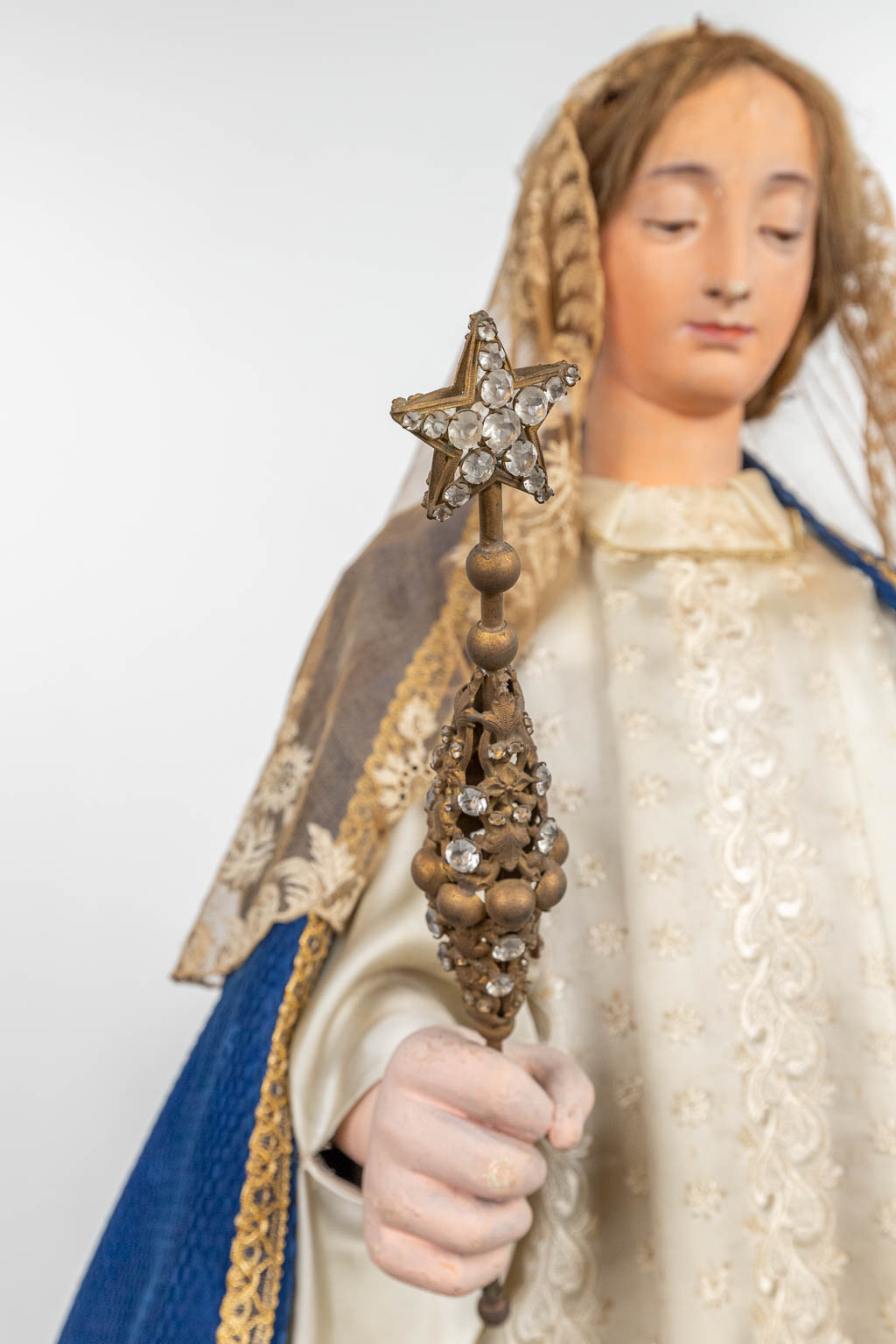 Een processie Madonna met gewaden, echt haar, gemaakt uit gesculpteerd hout. 19de eeuw. 