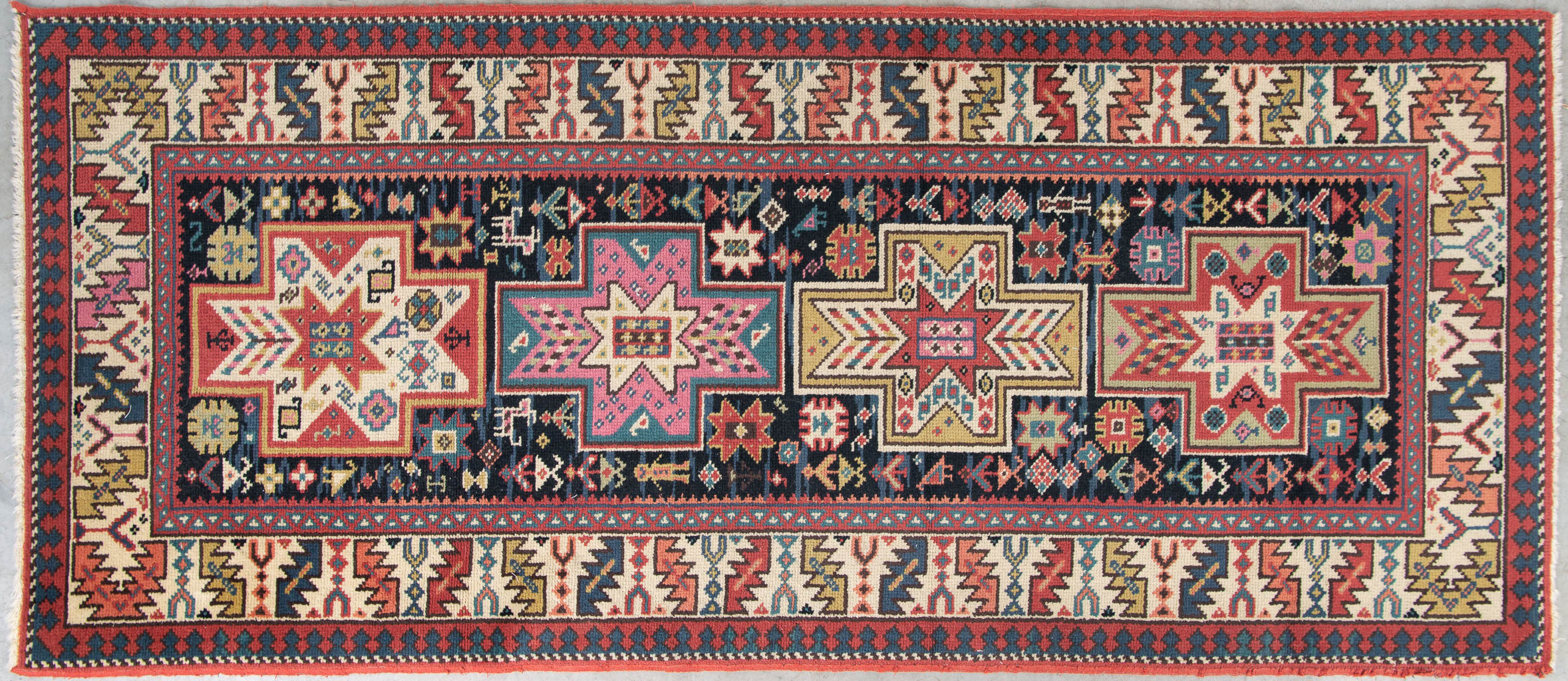 Een Oosters handgeknoopt tapijt. (219 x 95 cm)