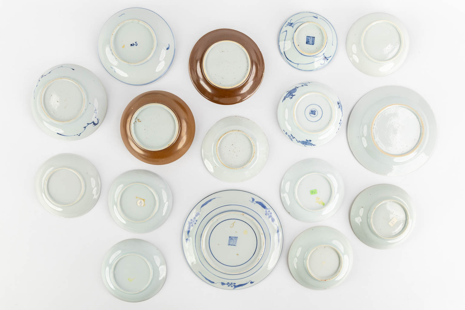 Sixteen Chinese blue-white and capucine plates, Kangxi and Yongzheng period. (D:18,6 cm)