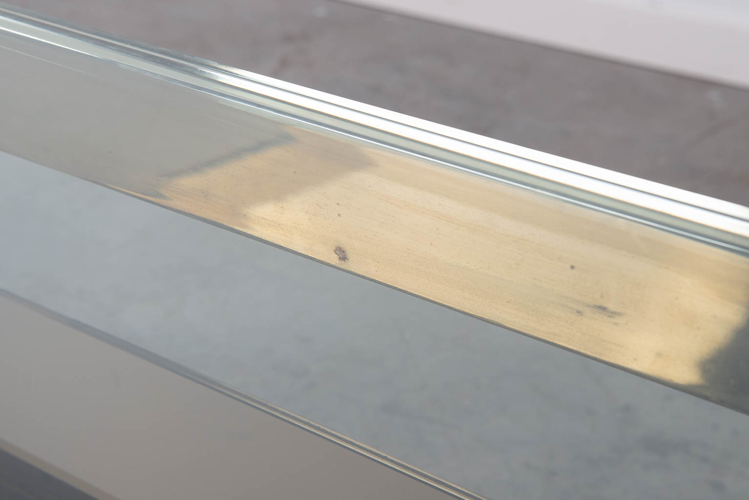 A Belgo Chrome G-Shape coffee table made of gilt metal and glass. (H:38cm)