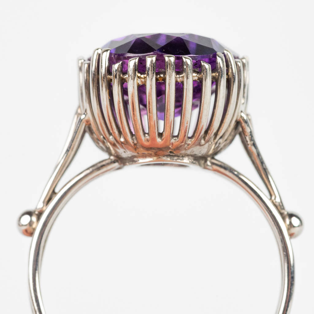 Een ring met paarse natuursteen, gemaakt uit 18 karaats wit goud. 