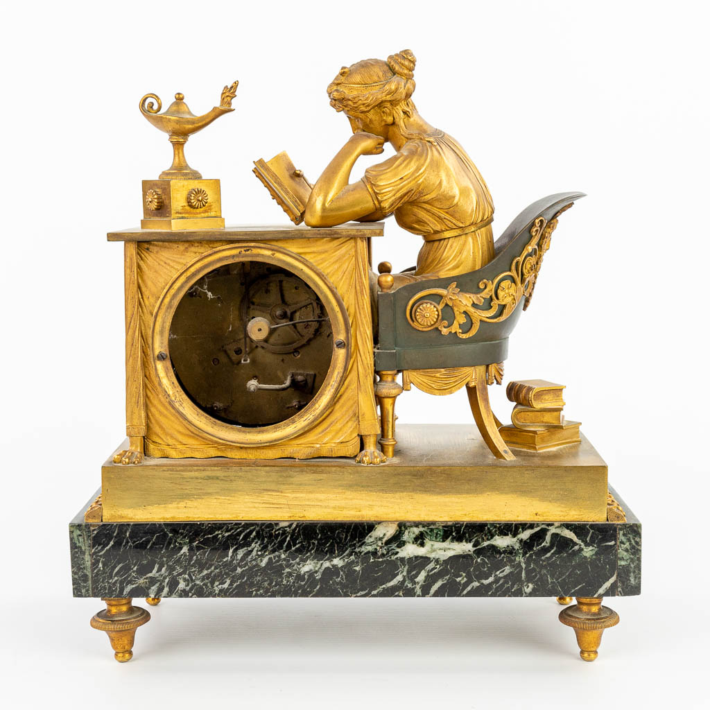 Een pendule gemaakt uit verguld brons 'La Liseuze' naar een model door Jean-André REICHE (1752-1817), Empire Periode.
