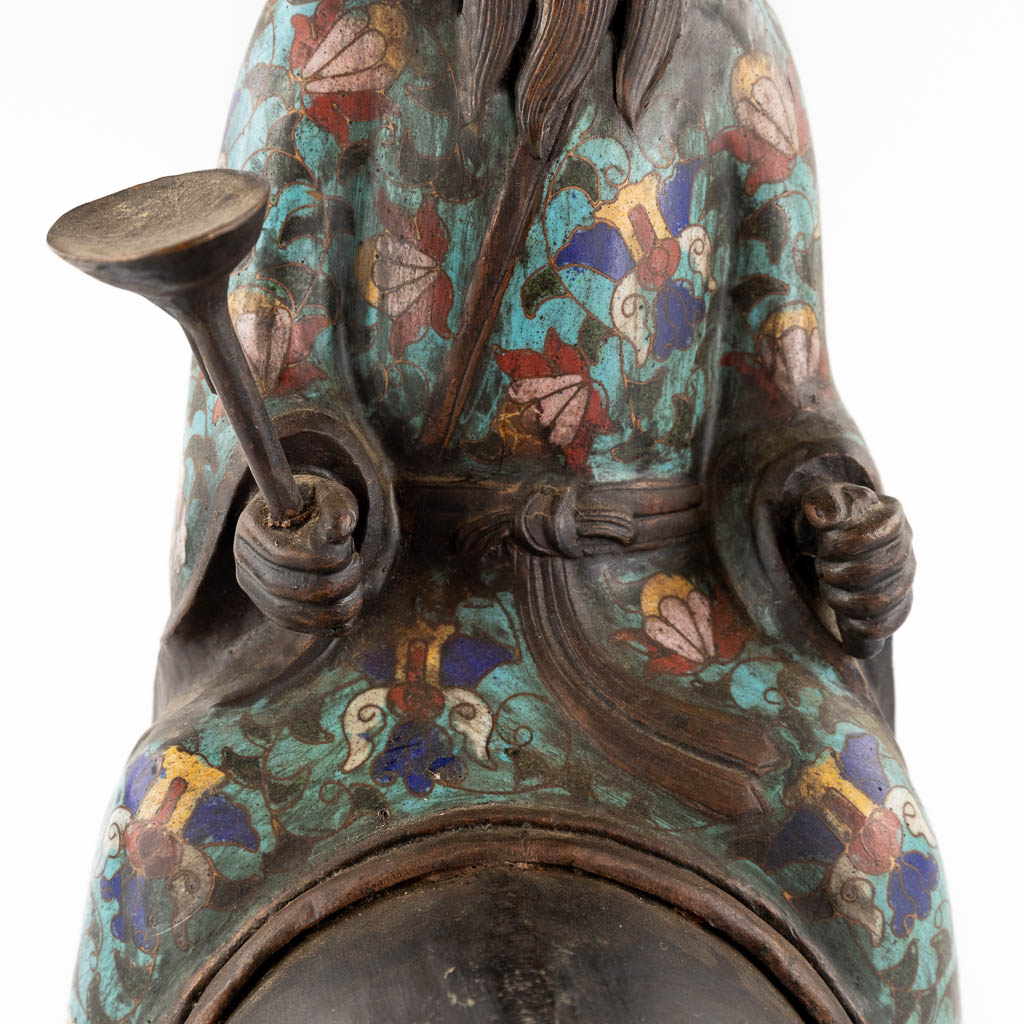 Een Japanse figuur van Lao Zi op een muilezel, Champslevé brons. Waarschijnlijk Meji. (D:18 x W:55 x H:57 cm)