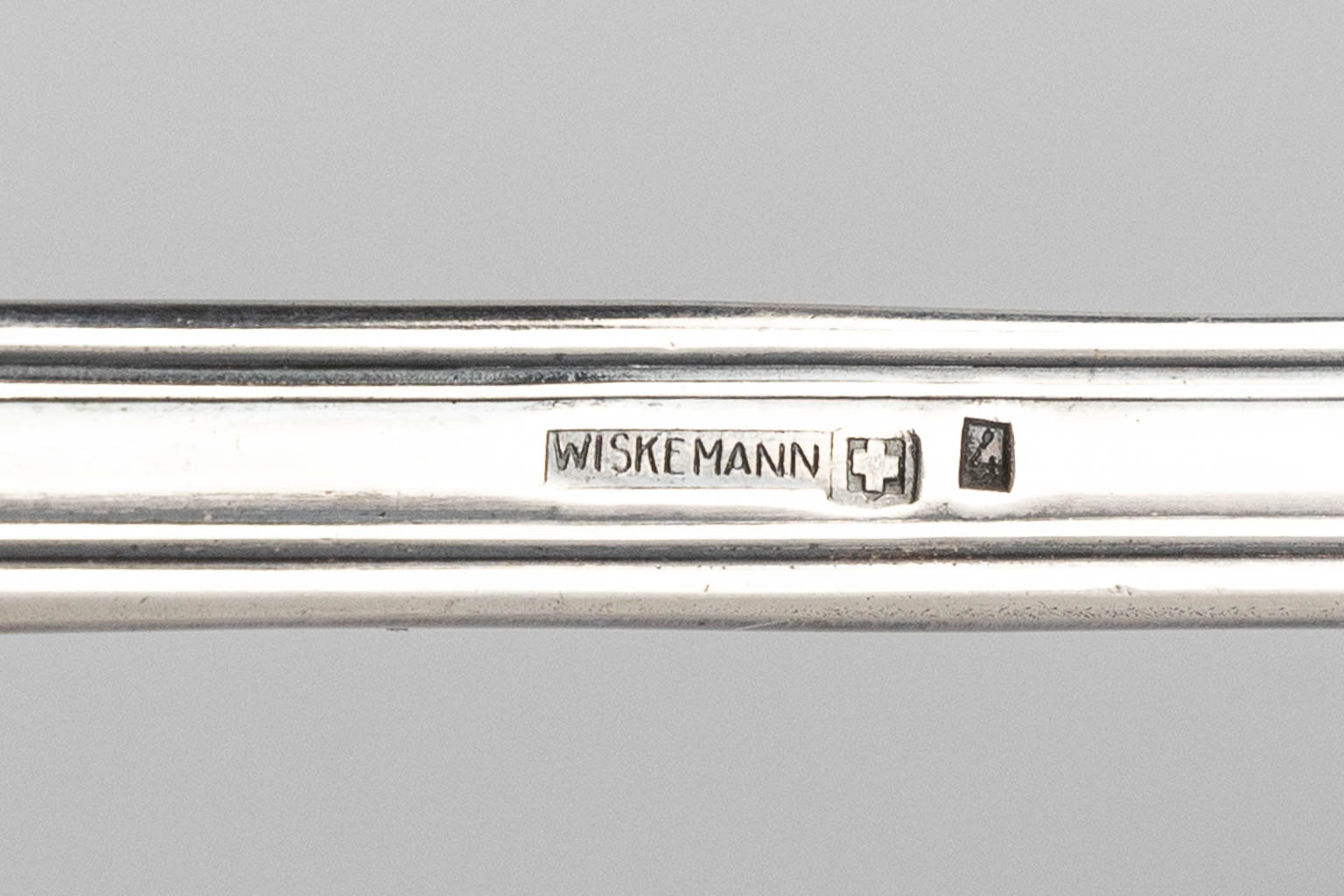 A silver-plated cutlery set in a chest, Wiskemann and Orfèverie de Mouroux. (D:30 x W:49 x H:17 cm)