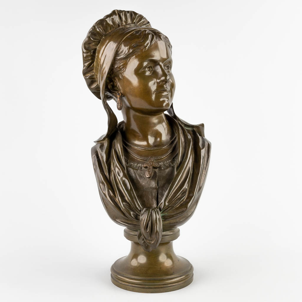 Buste van een dame, gepatineerd brons. Getekend 'Spilliaert'. (D:20 x W:25 x H:52 cm)