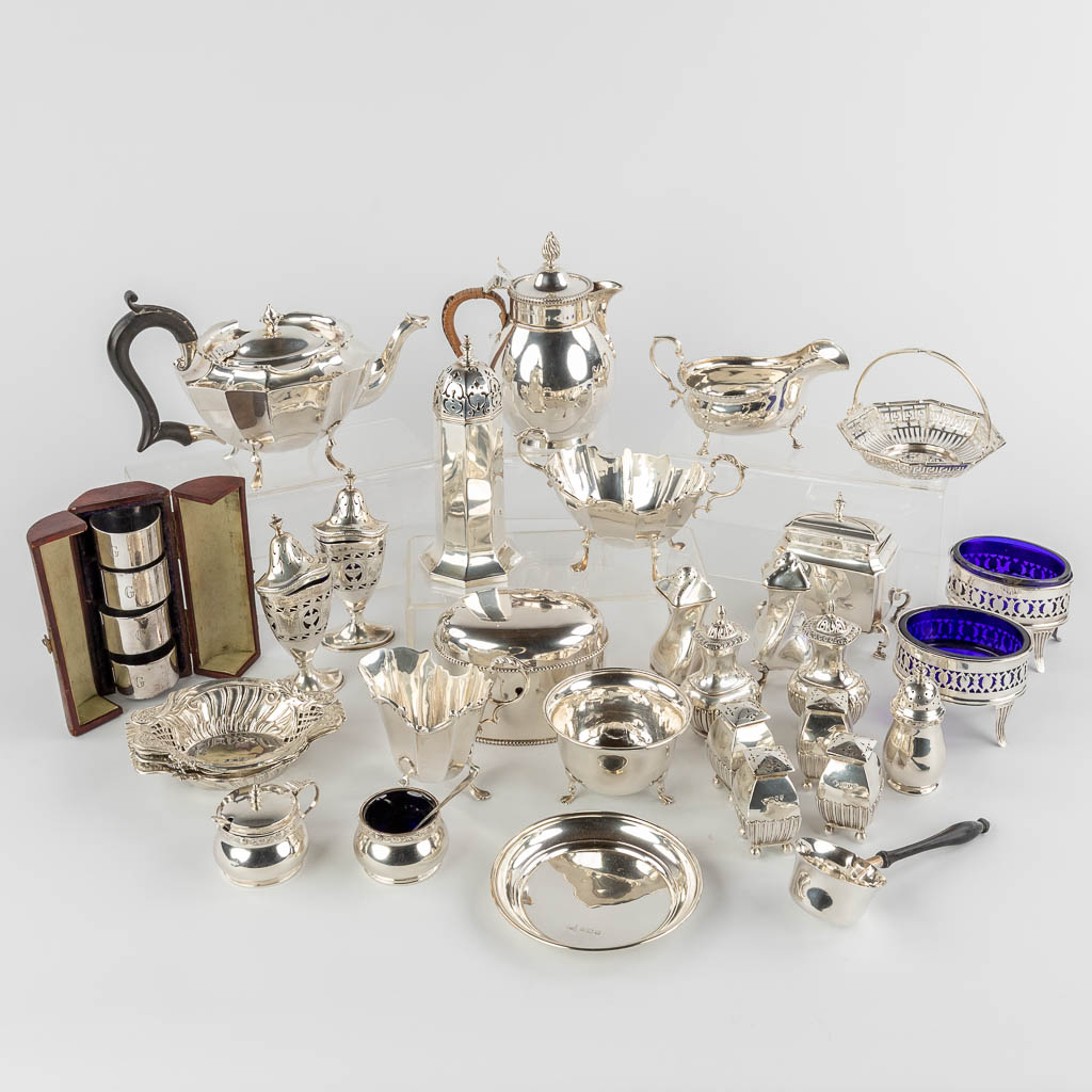 Grote collectie zilveren items, meestal Engeland. 19de eeuw. 23 stuks. Totaal brutogewicht: 2915g. (W:22 x H:14 cm)