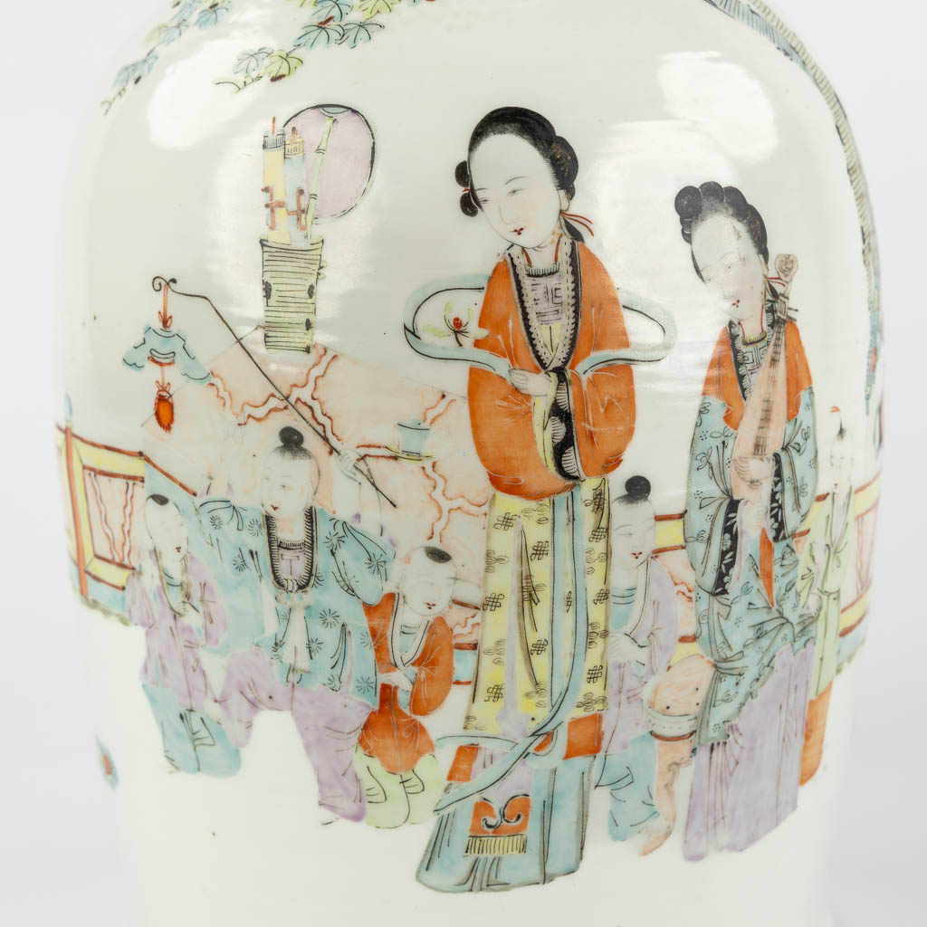 Een Chinese vaas en gemberpot, decor van dames en bonsai. 19de/20ste eeuw. (H:42,5 x D:19 cm)