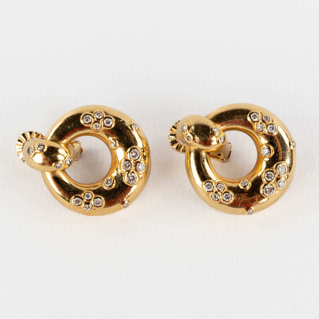 Cartier, a pair of earrings, 18kt yellow gold with diamonds. 1994. (W:2,3 x H:2,6 cm)