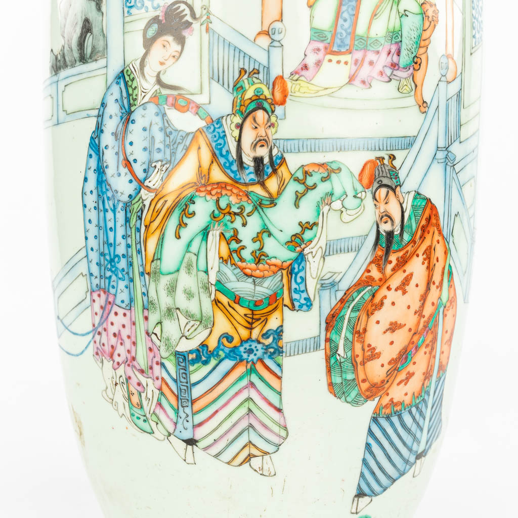 Een Chinese vaas gemaakt uit porselein en versierd met een Tempelscène en kalligrafische teksten (H:57cm)