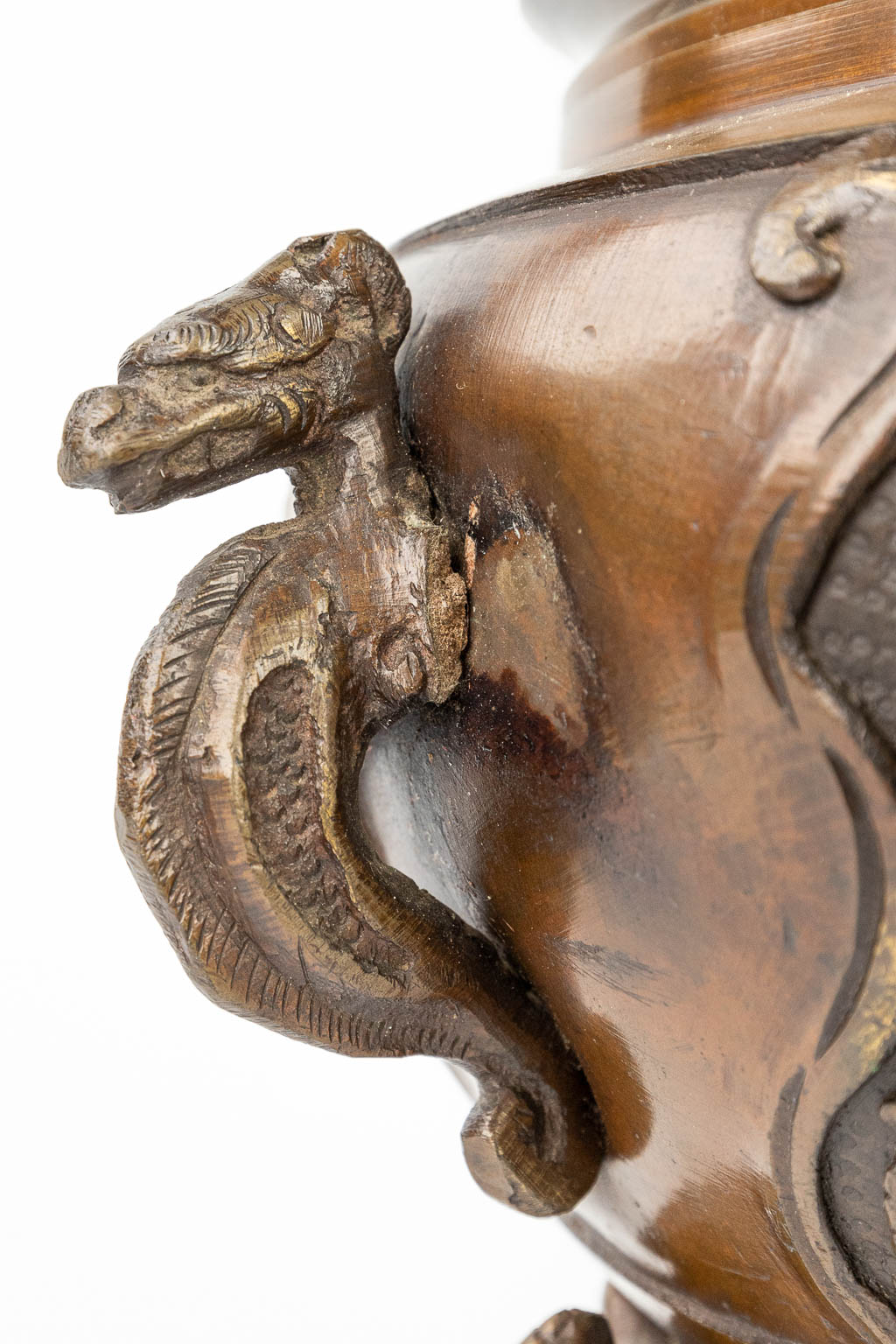 Een brûle-parfum gemaakt uit gepatineerd brons en versierd met figuren. (H:28cm)