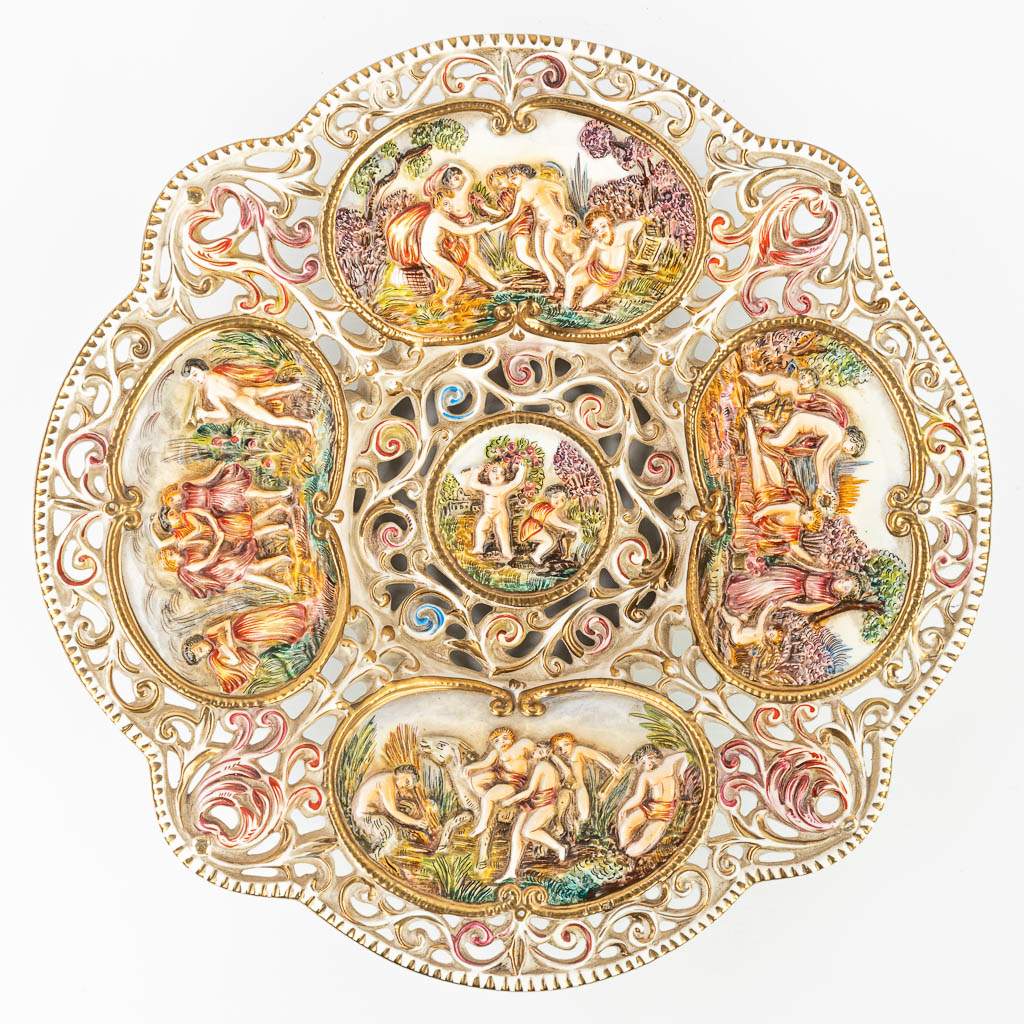 Een samengesteld lot van 9 stuks faience gemaakt door Capodimonte in Italië. (H:60cm)
