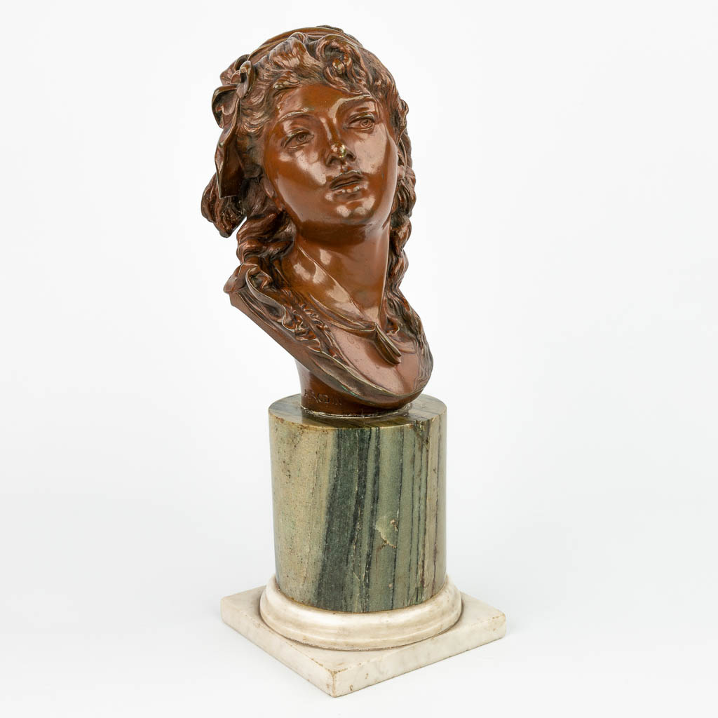 Auguste RODIN (1840-1917) 'Suzon' een bronzen buste gemonteerd op marmer sokkel. (H:34cm)