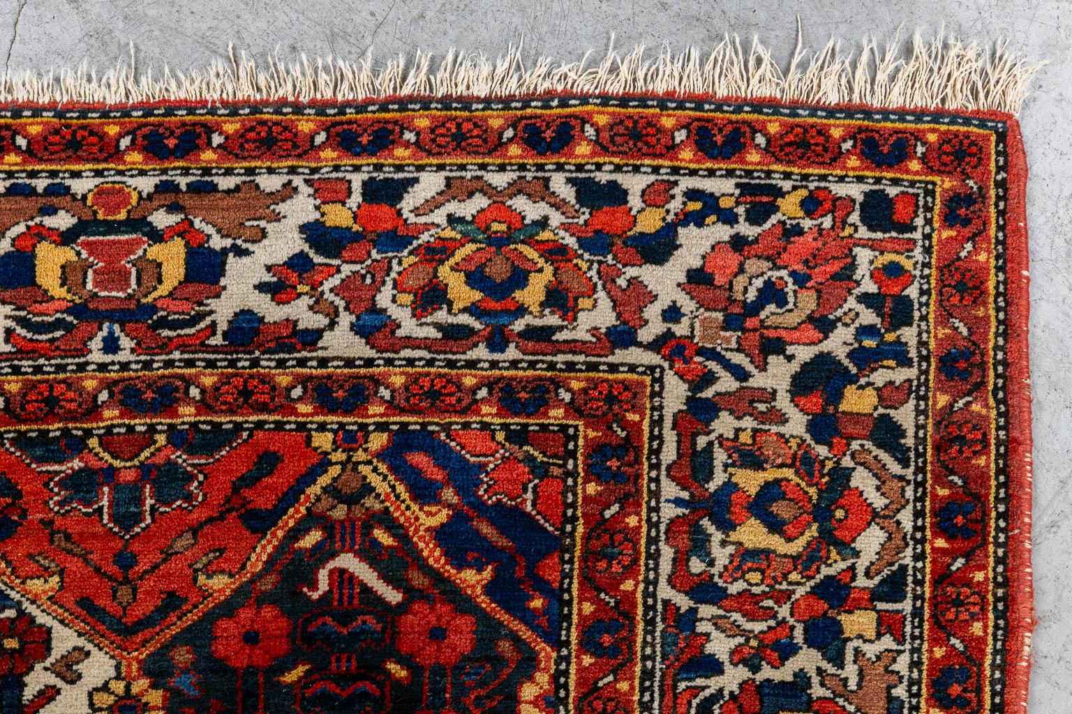 An Oriental hand-made carpet, Bakthiairi. (L:211 x W:165 cm)