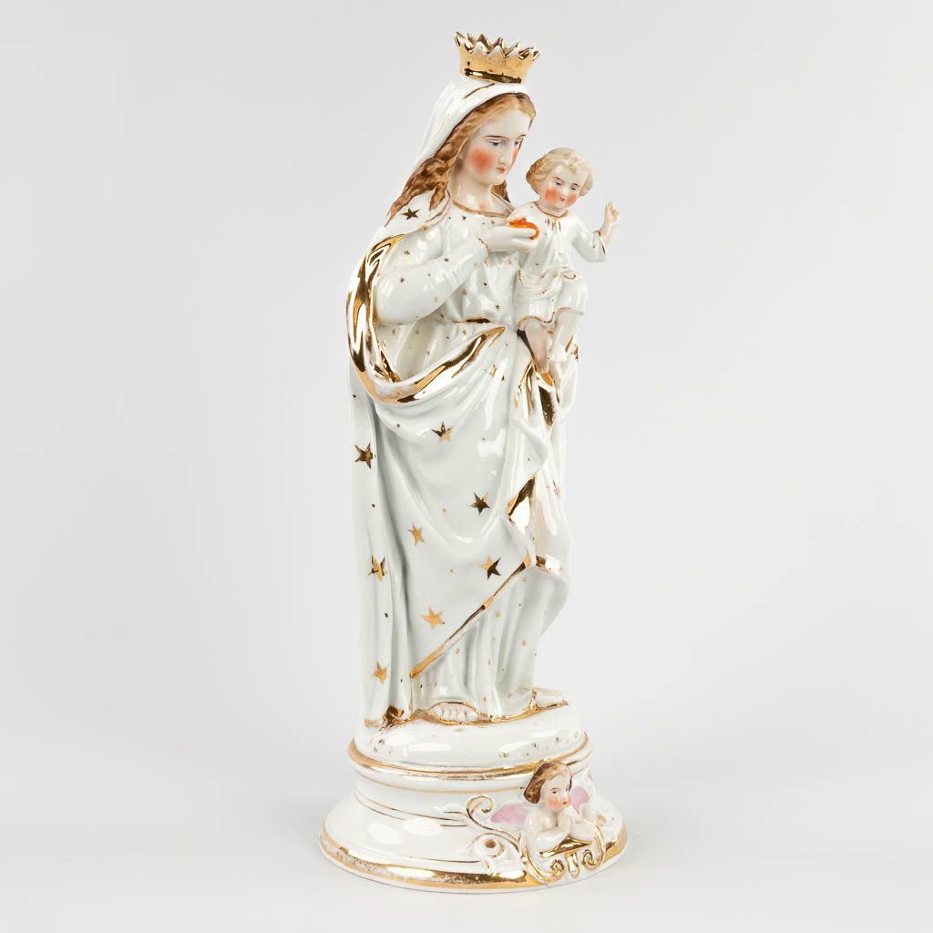 A large Madonna with child, Vieux Bruxelles porcelain, circa 1900. (H:42 x D:16 cm)