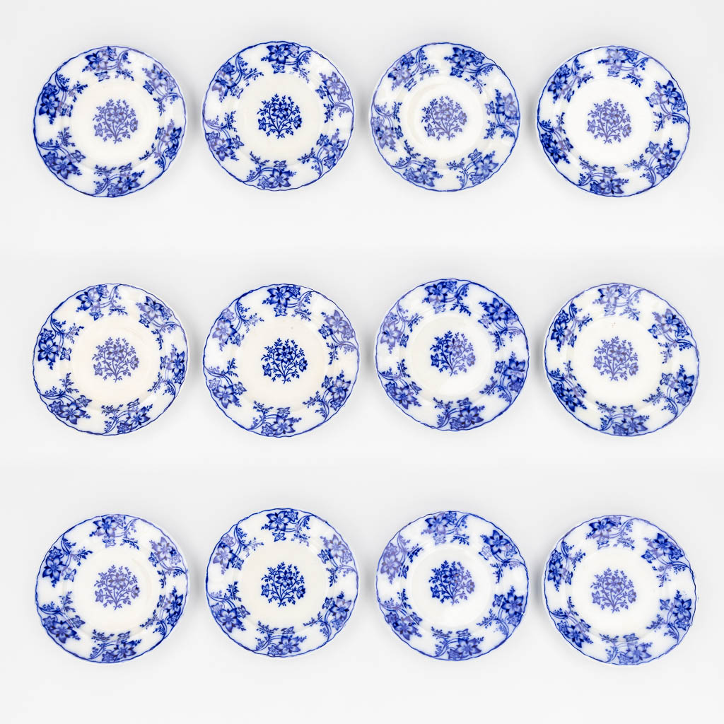 Cappellemans Brussel, 12 plates made of blue-white glazed faience.  (H:2,5 x D:23,5 cm)