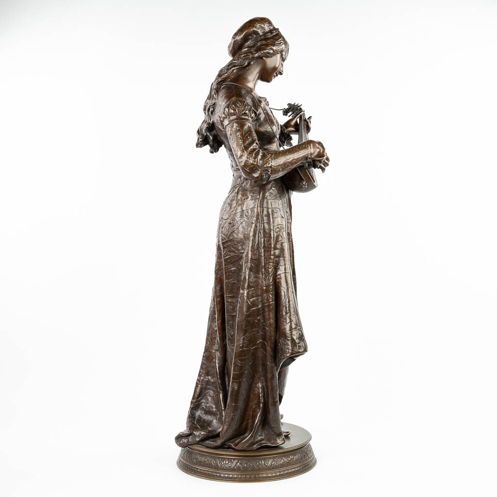 Adrien Etienne GAUDEZ (1845-1902) 'Dame met gitaar' een uitzonderlijk groot bronzen beeld. (H:107cm)