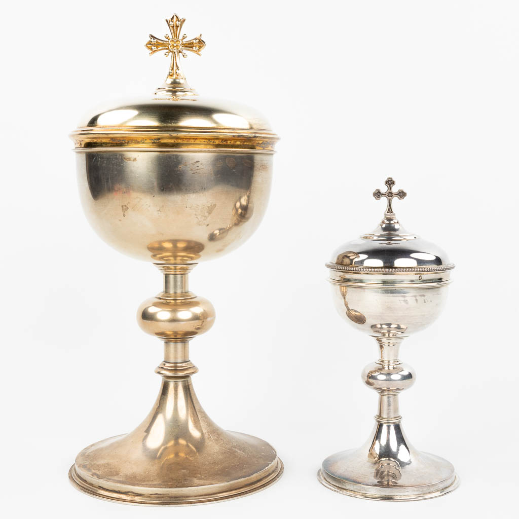 Een collectie van 2 ciborie, gemaakt uit zilver. Waarvan 1 gemerkt Biais Frères & Fils, Paris (H:36cm)