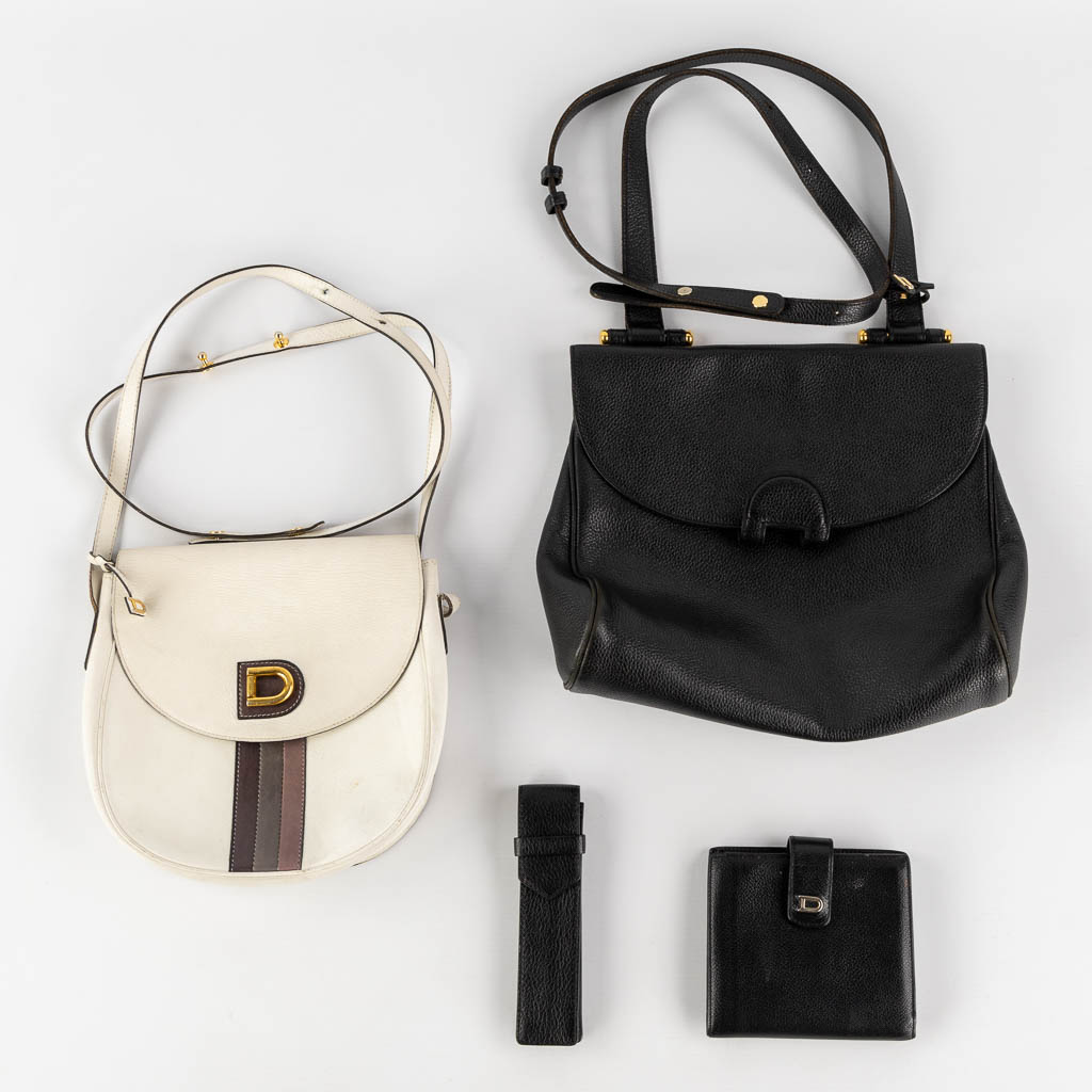 Delvaux, twee handtassen, een portefeuille en pennenhouder. (W:30 x H:25 cm)
